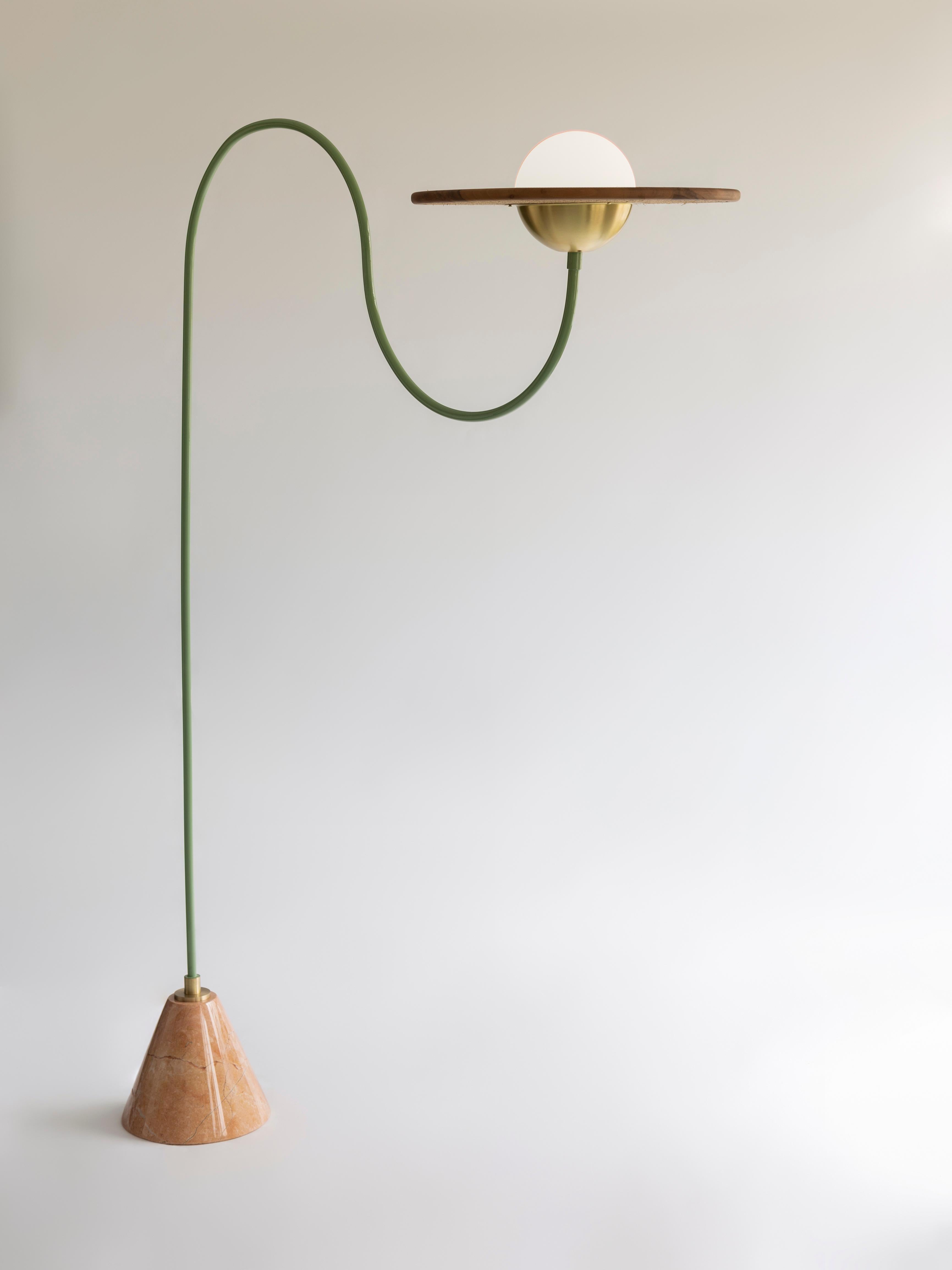 Lámpara de pie Cassini Rosa de Merve Kahraman, metal verde menta y mármol rosa rosado Hecho a mano en venta