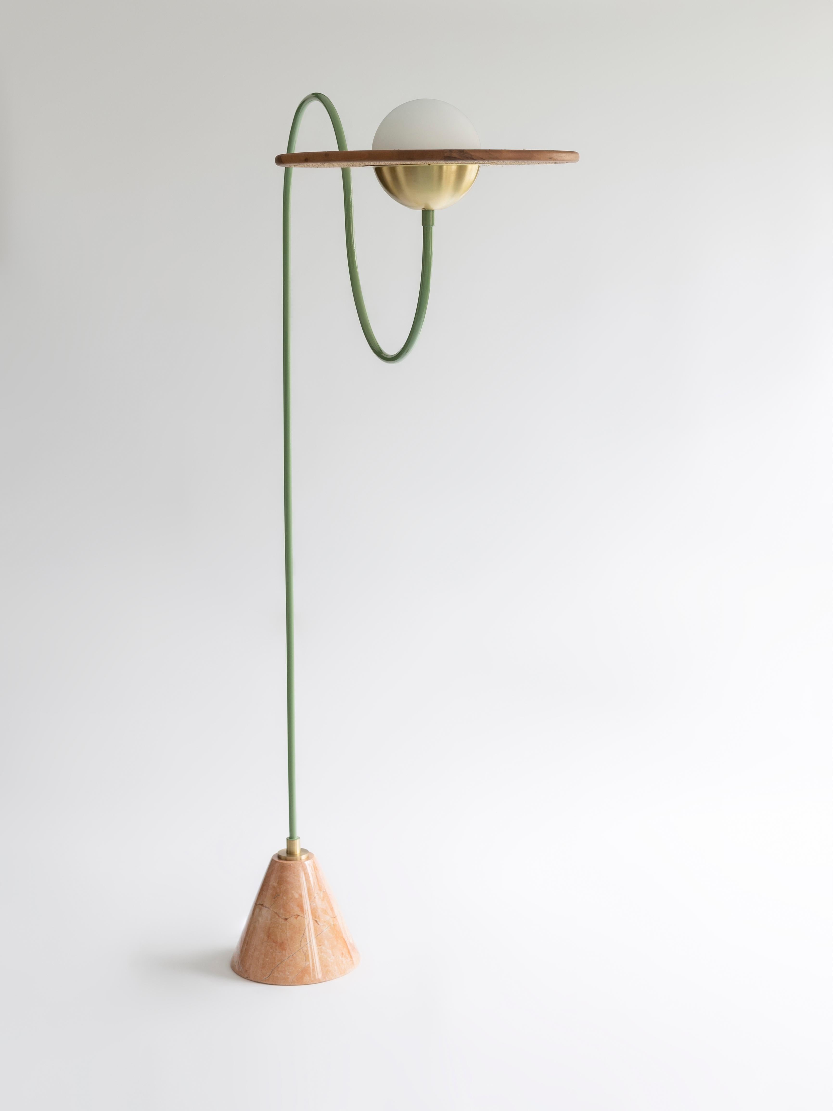 Lámpara de pie Cassini Rosa de Merve Kahraman, metal verde menta y mármol rosa rosado en Nuevo estado para la venta en New York, NY