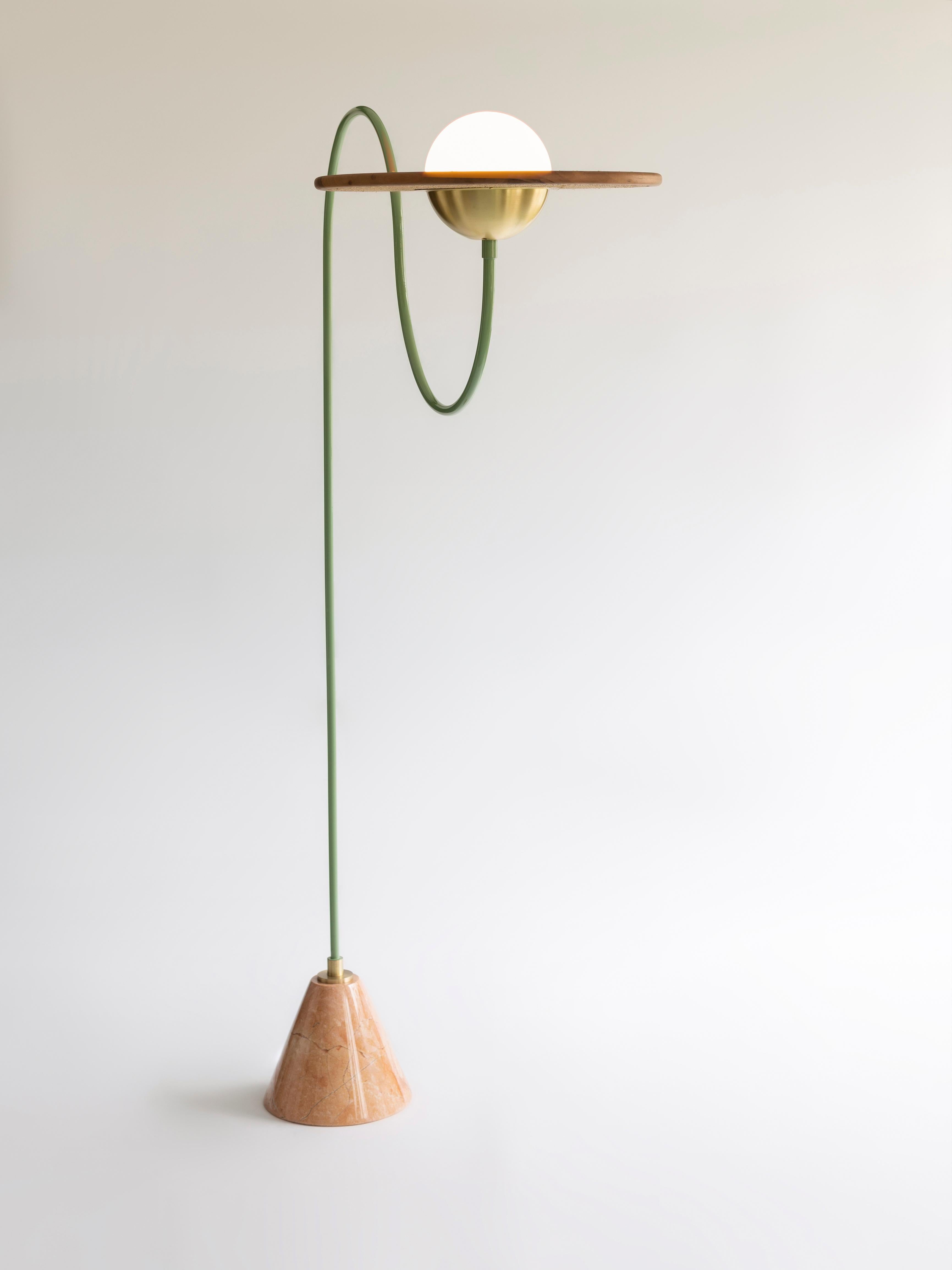 XXI secolo e contemporaneo Lampada da terra Cassini Rosa di Merve KAHRAMAN, metallo verde menta e marmo rosa. in vendita