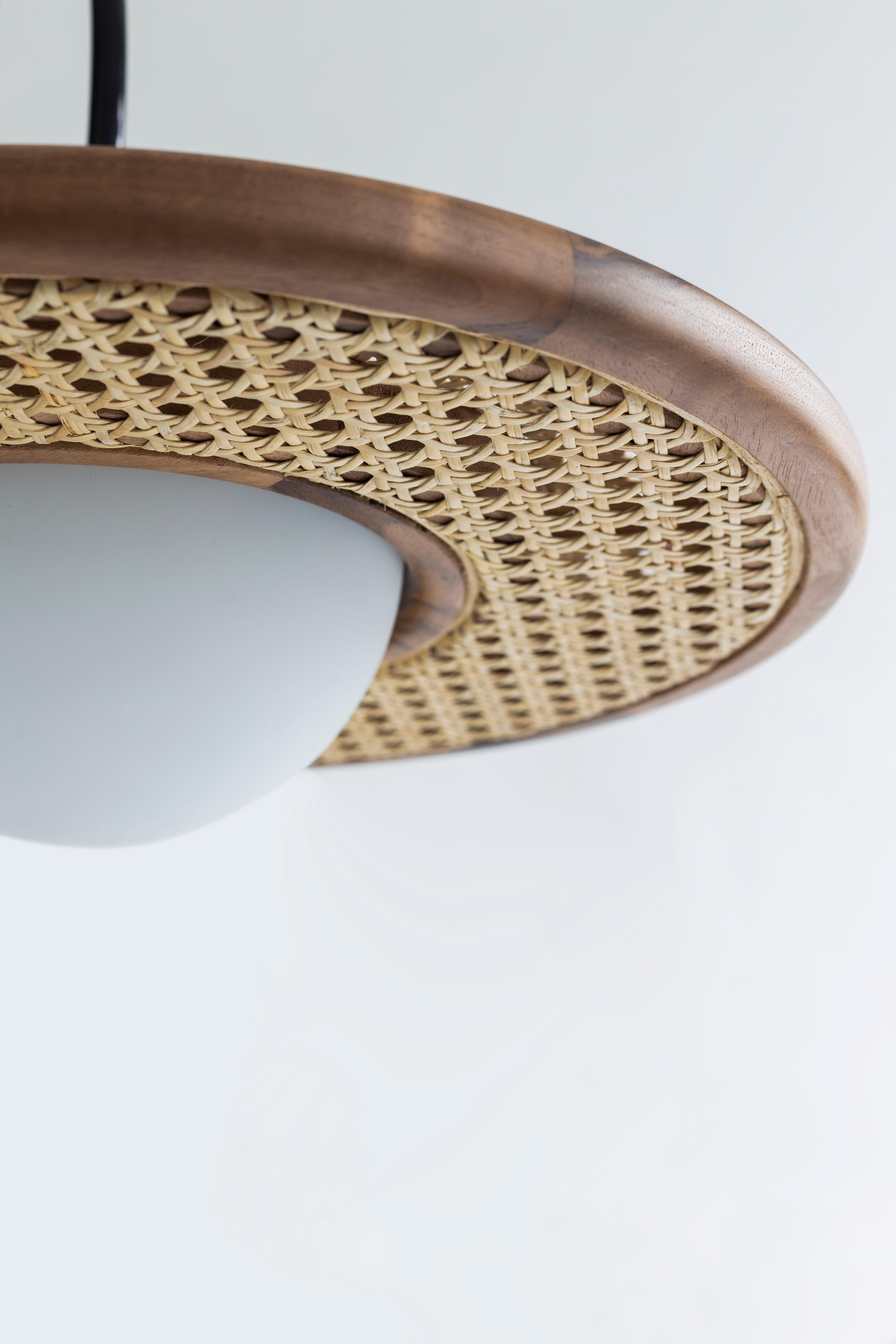 Lámpara Cassini de Merve Kahraman, metal iridiscente, ratán y cristal opaco en venta 3
