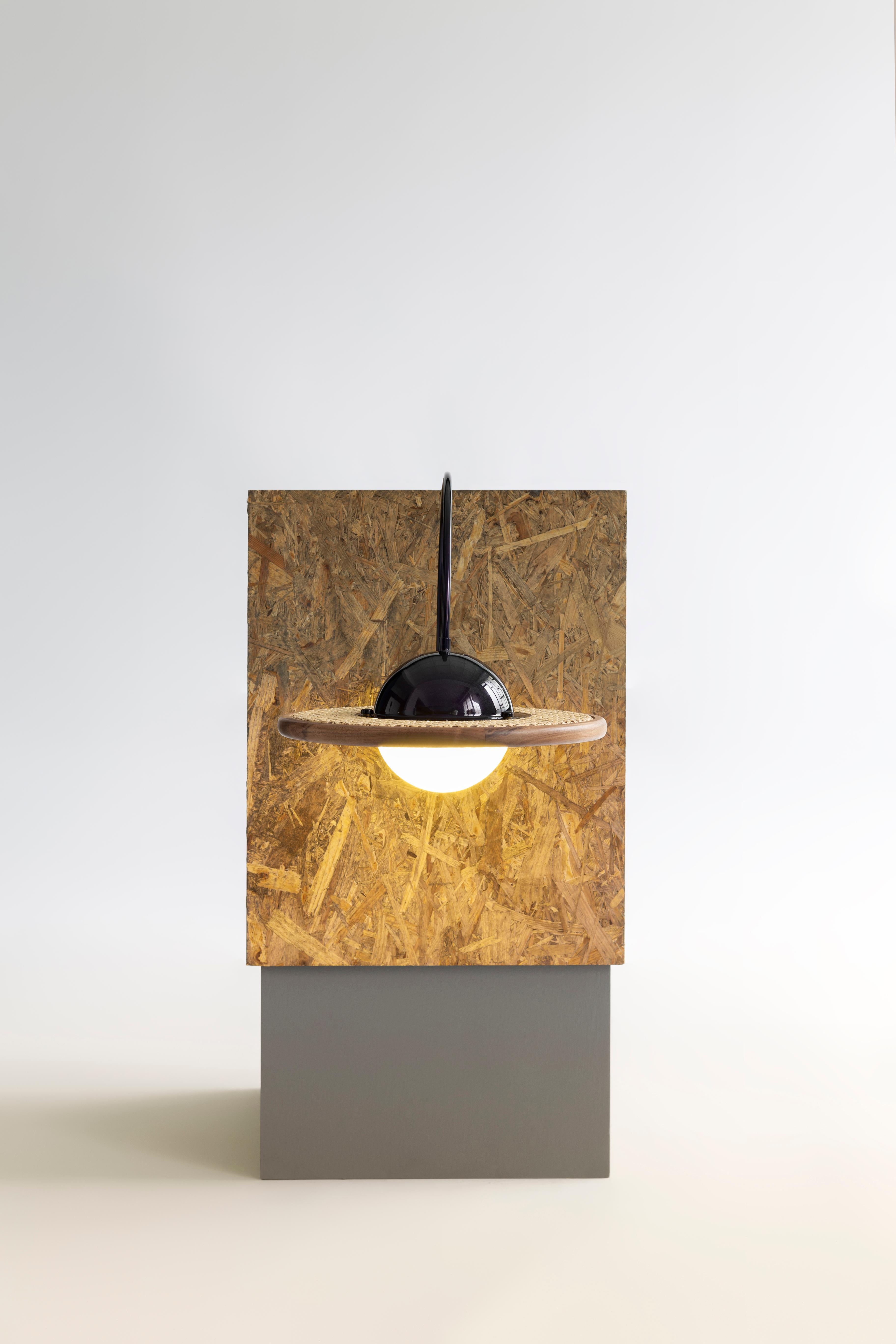Lámpara Cassini de Merve Kahraman, metal iridiscente, ratán y cristal opaco Turco en venta