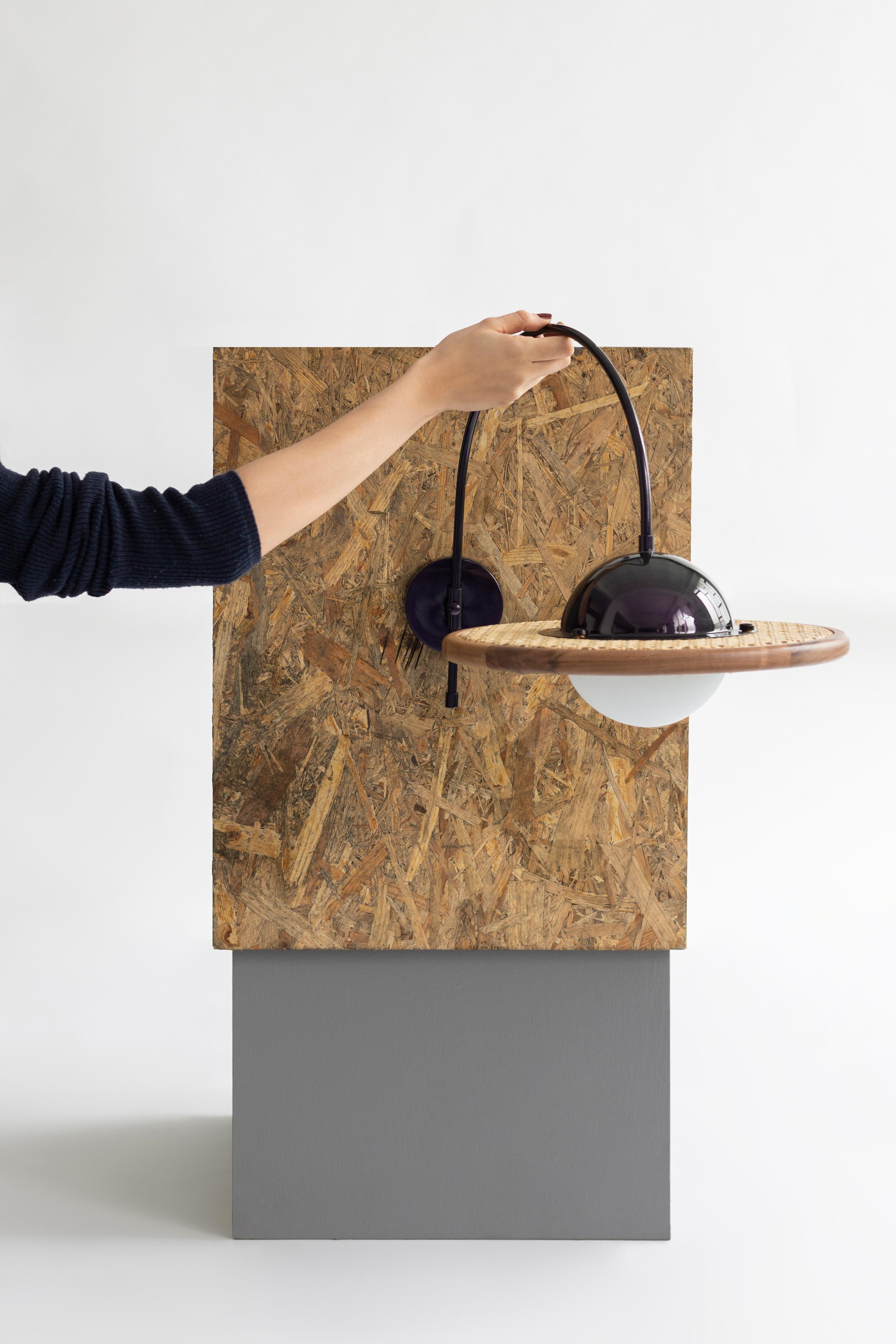 Lámpara Cassini de Merve Kahraman, metal iridiscente, ratán y cristal opaco Hecho a mano en venta