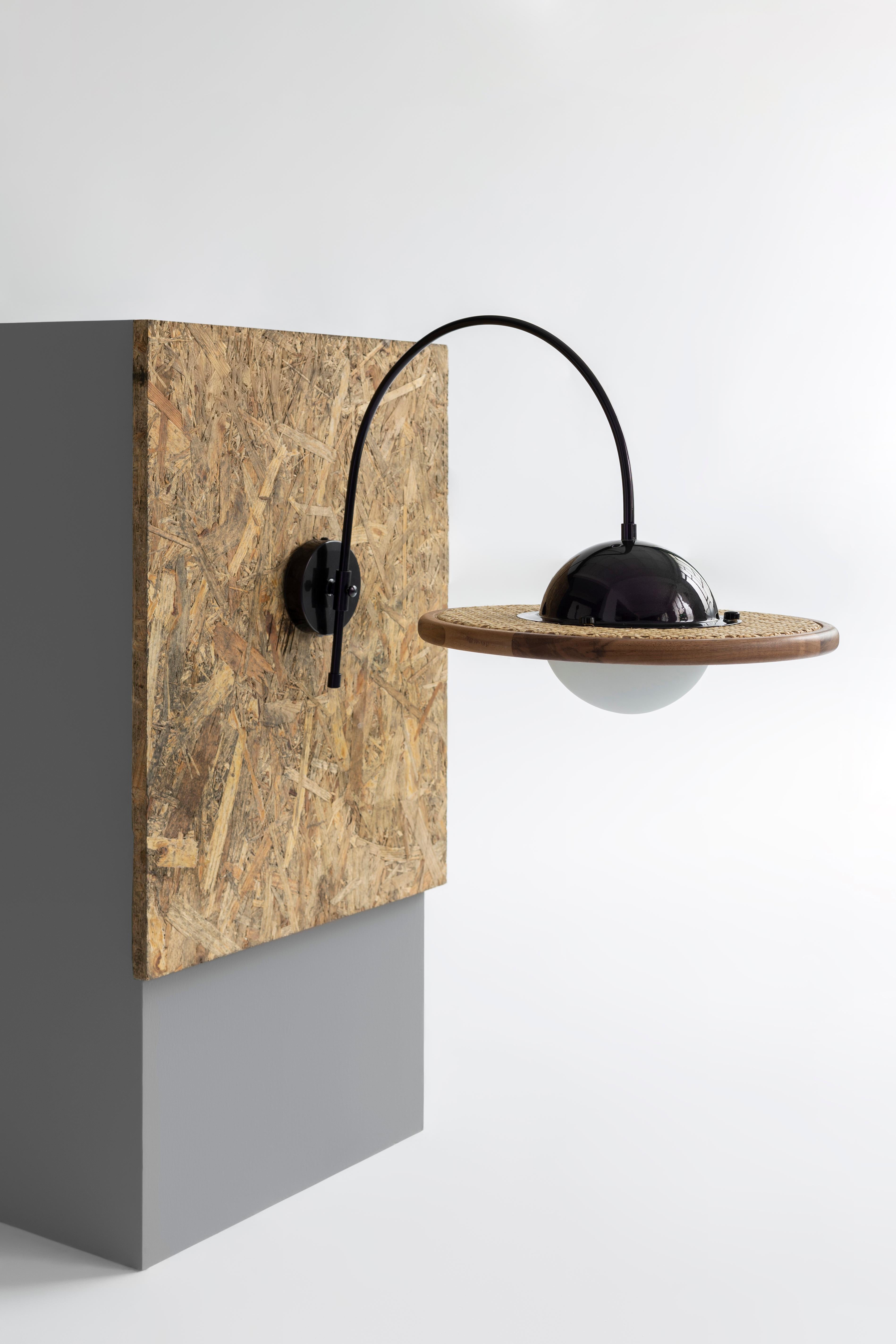 Cassini Sconce di Merve KAHRAMAN, metallo cangiante, rattan e vetro opaco In condizioni Nuovo in vendita a New York, NY