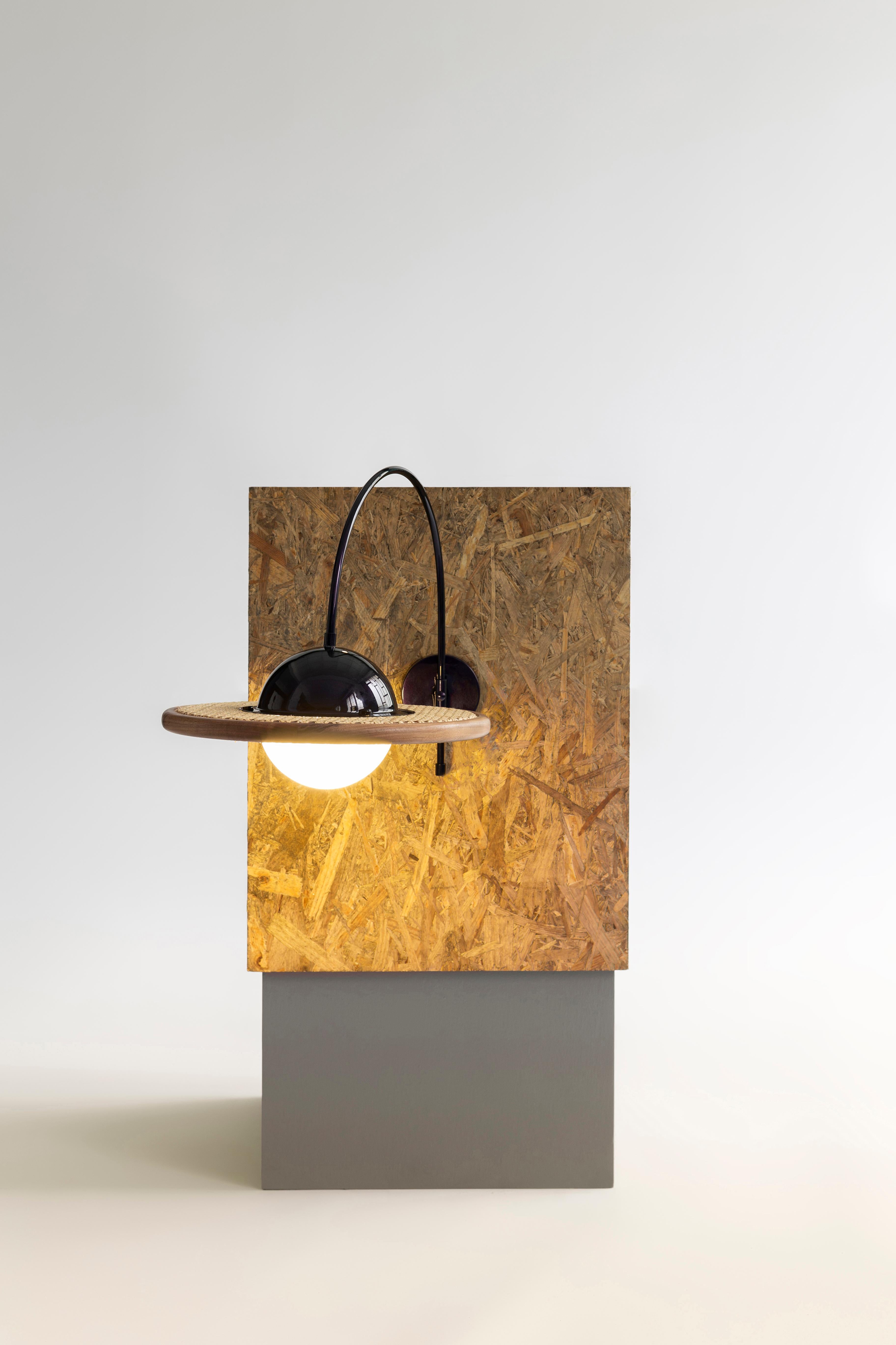 Lámpara Cassini de Merve Kahraman, metal iridiscente, ratán y cristal opaco Metal en venta