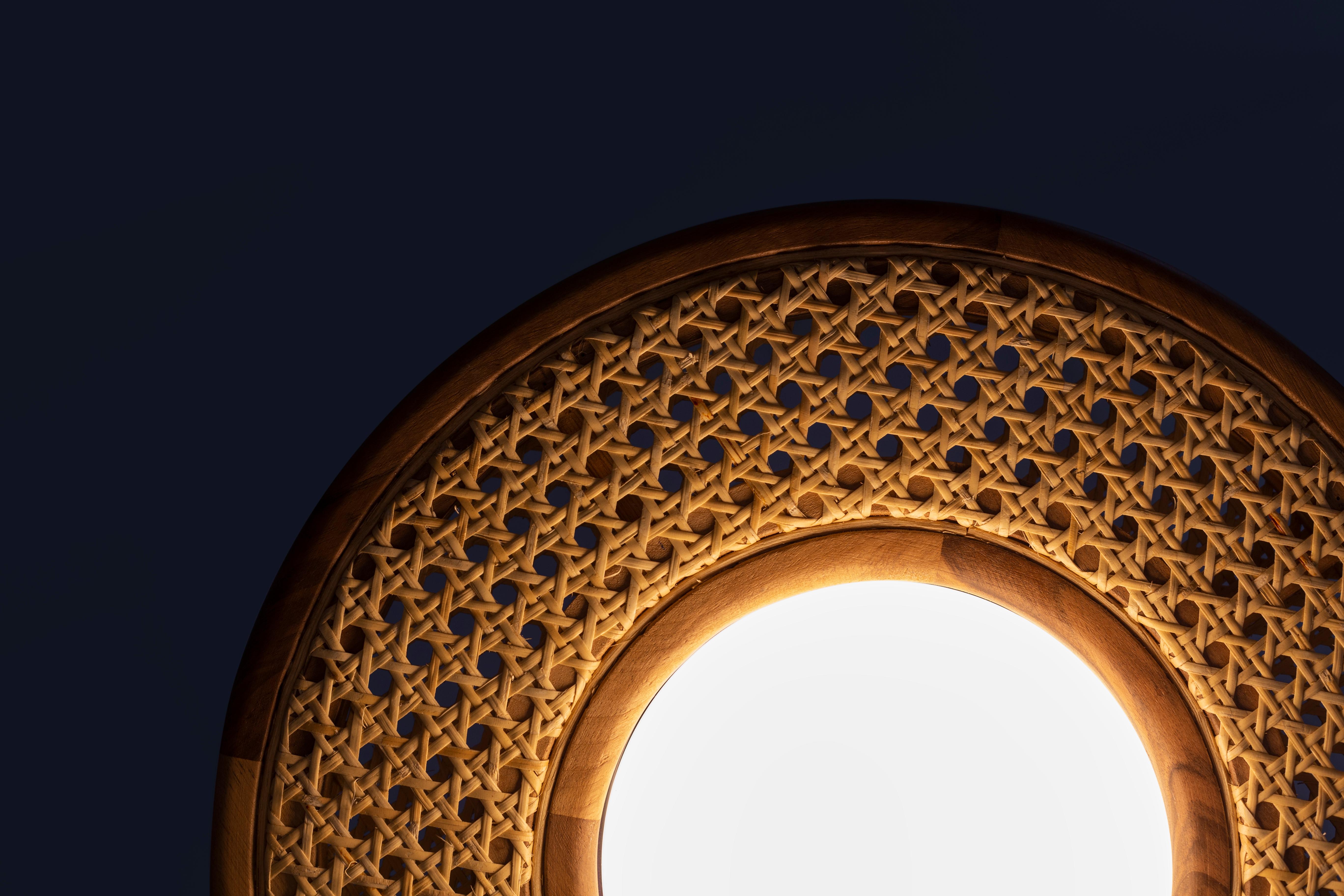 Cassini Sconce di Merve KAHRAMAN, metallo cangiante, rattan e vetro opaco in vendita 1