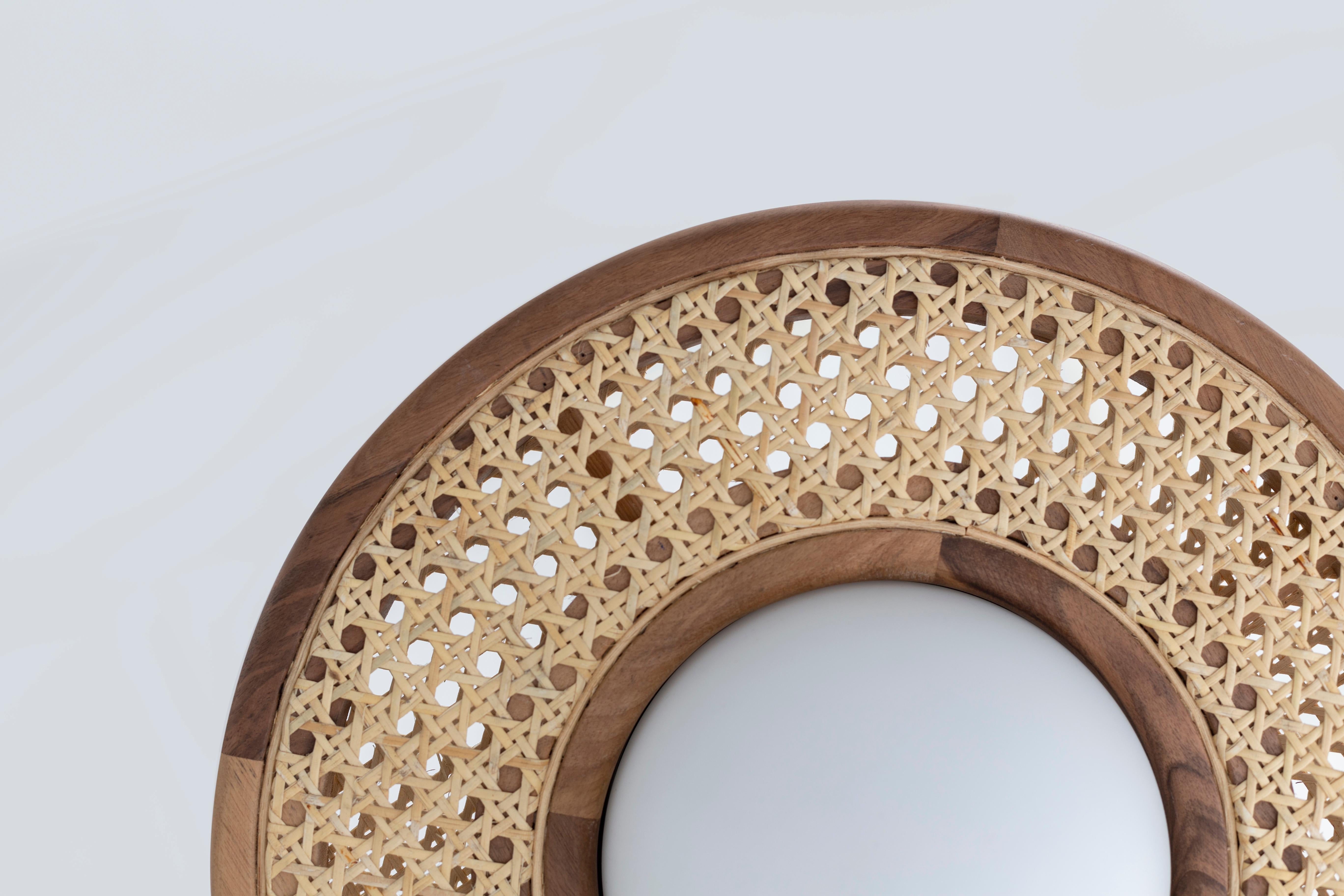 Lámpara Cassini de Merve Kahraman, metal iridiscente, ratán y cristal opaco en venta 2