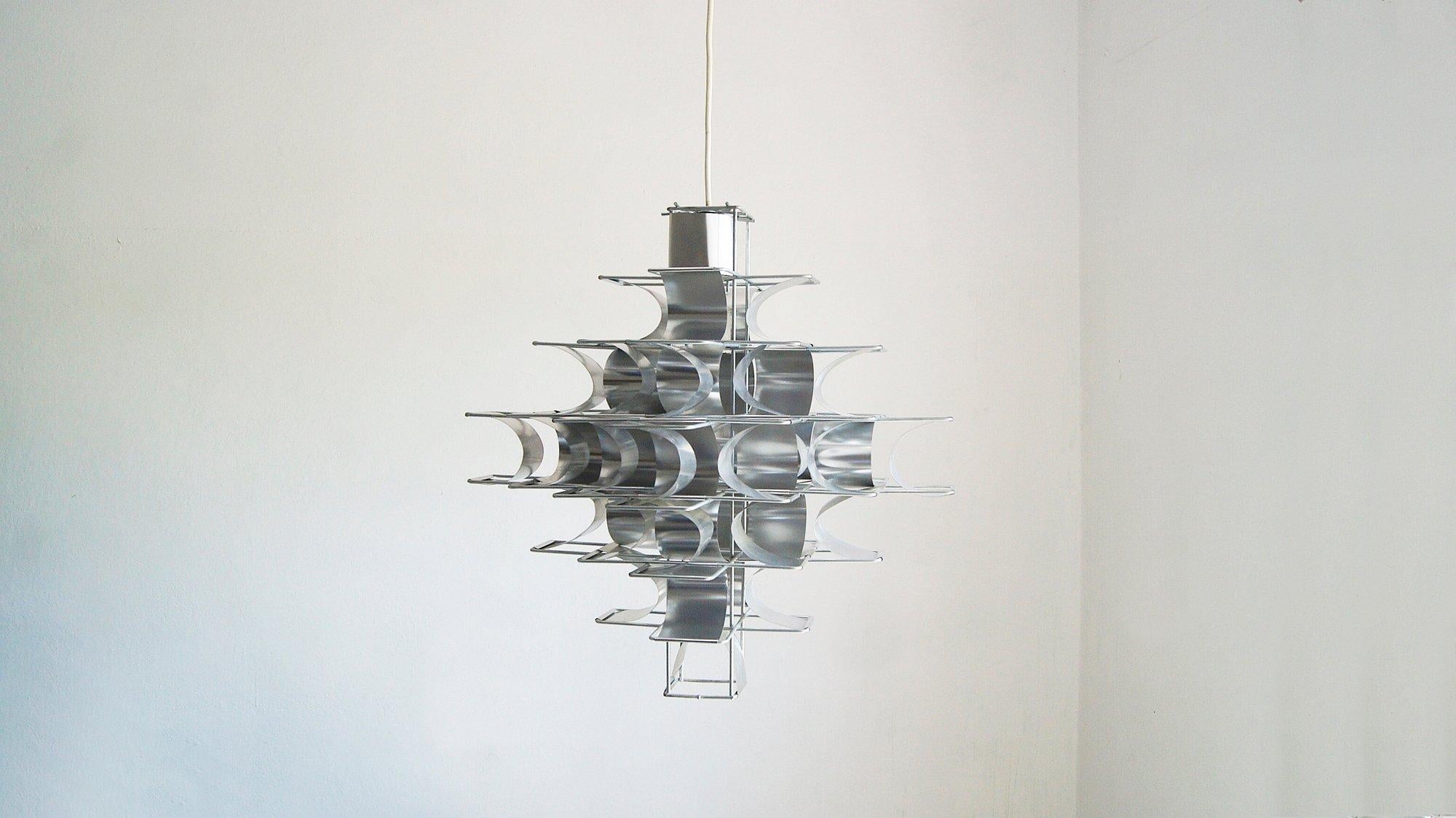 Splendida lampada a sospensione modello Cassiopé disegnata e prodotta da Max Sauze, Francia 1969.
Si tratta di un eccezionale esempio di design moderno, caratterizzato da eleganza e funzionalità. 
Può essere una lampada a sospensione o una forma