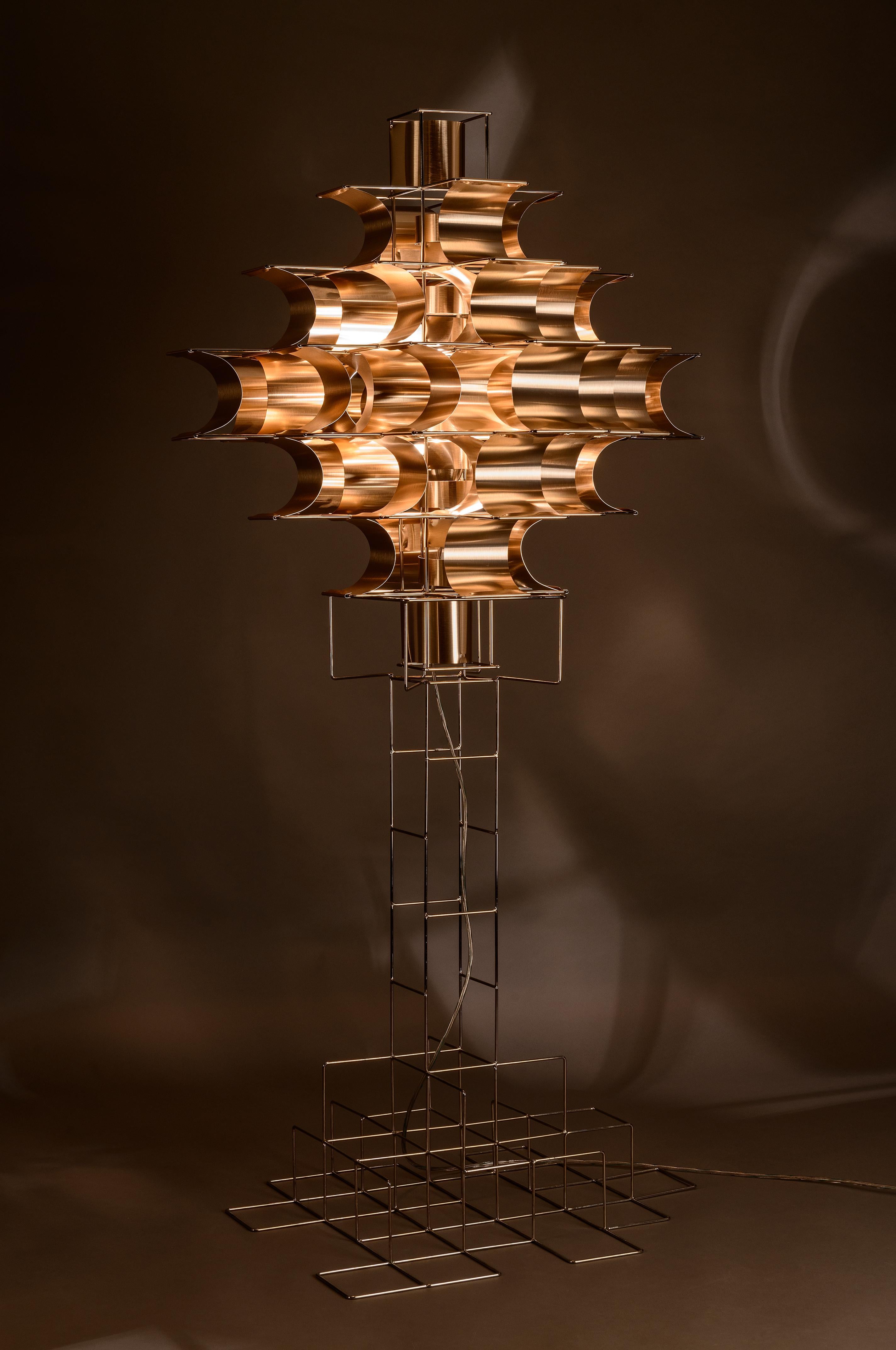 Lámpara de pie Cassiopée de Sauze
Dimensiones: 142 x 73 x 73 cm
También lo tenemos en diferentes dimensiones (48, 60, 100 cm) y varios colores (cobre plateado, dorado, salmón).

 Max Sauze:

Artista visual francés, nació en 1933.
Primero