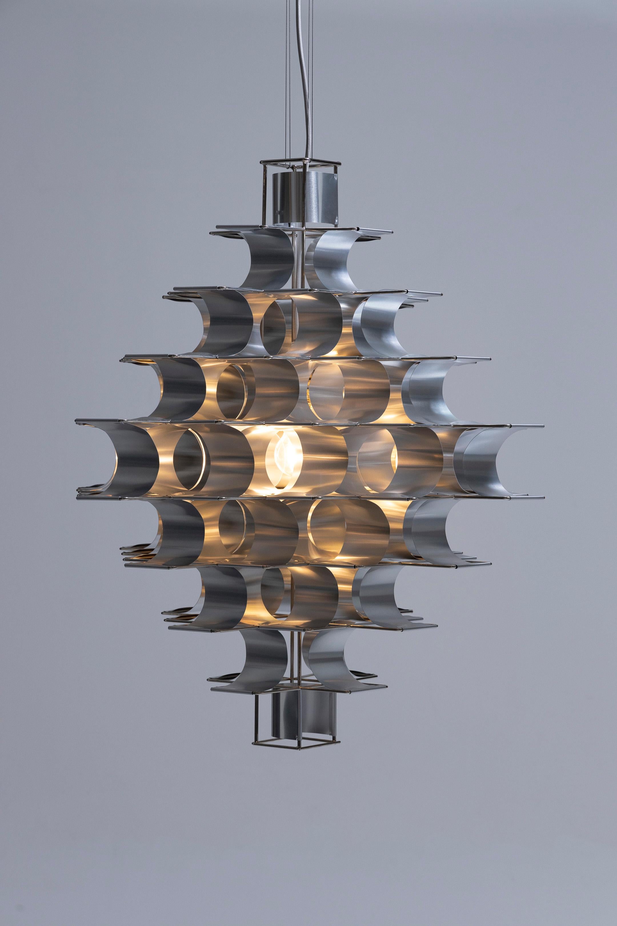 “Cassiopée” pendant by designer Max Sauze, model created in the 1970s then re-edited for ligne Sauze in the 2000s. The lamp consists of a metal structure adorned with aluminum slates. Max Sauze is particularly known for his work on metal, wired
