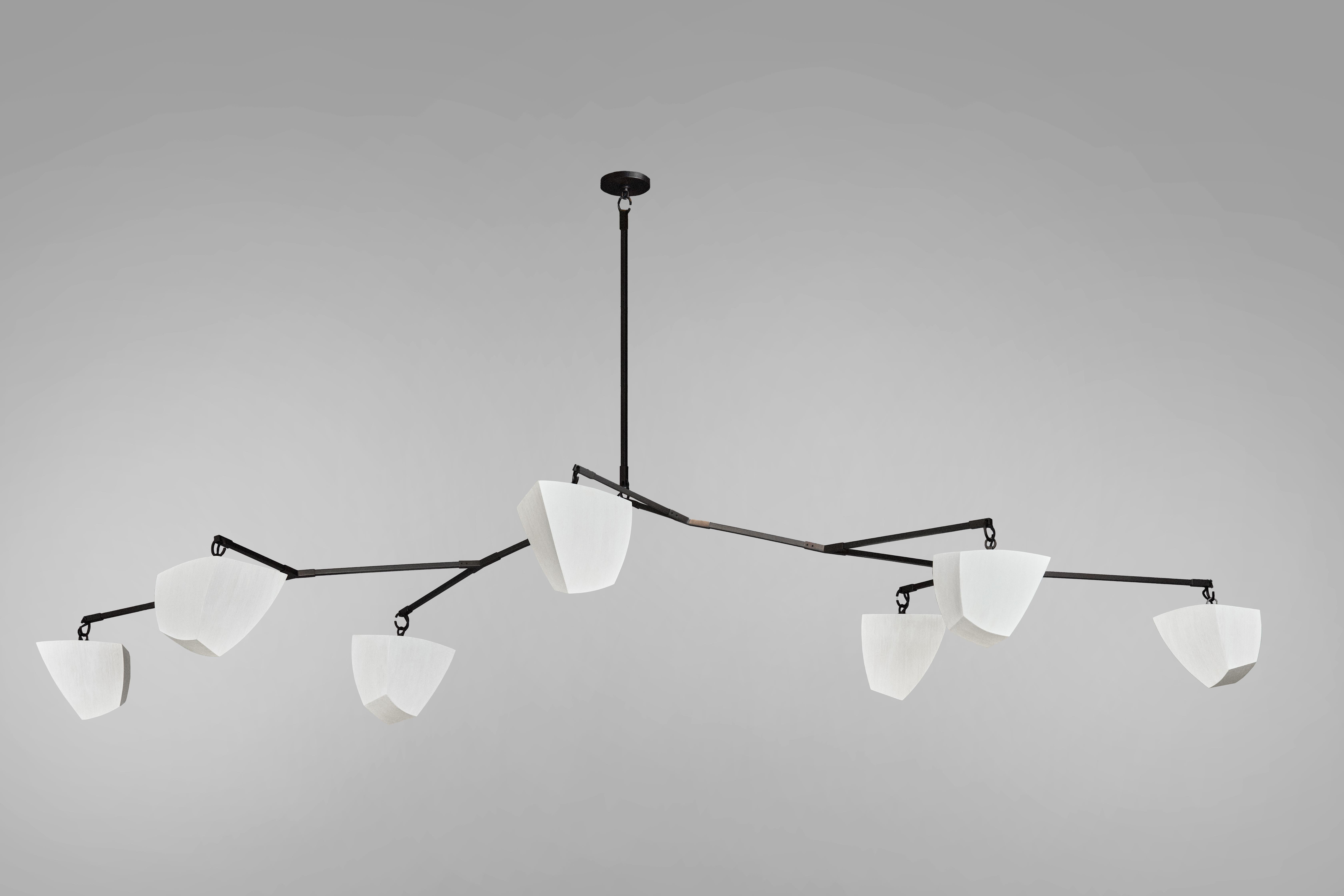 Cassiopée 7 Bambou (2A3B2C) - est un lustre mobile horizontal composé de 7 polyèdres de bambou lumineux.

La série Cassiopée est conçue pour les espaces à faible hauteur de plafond où un lustre horizontal est nécessaire. Il est parfait pour être