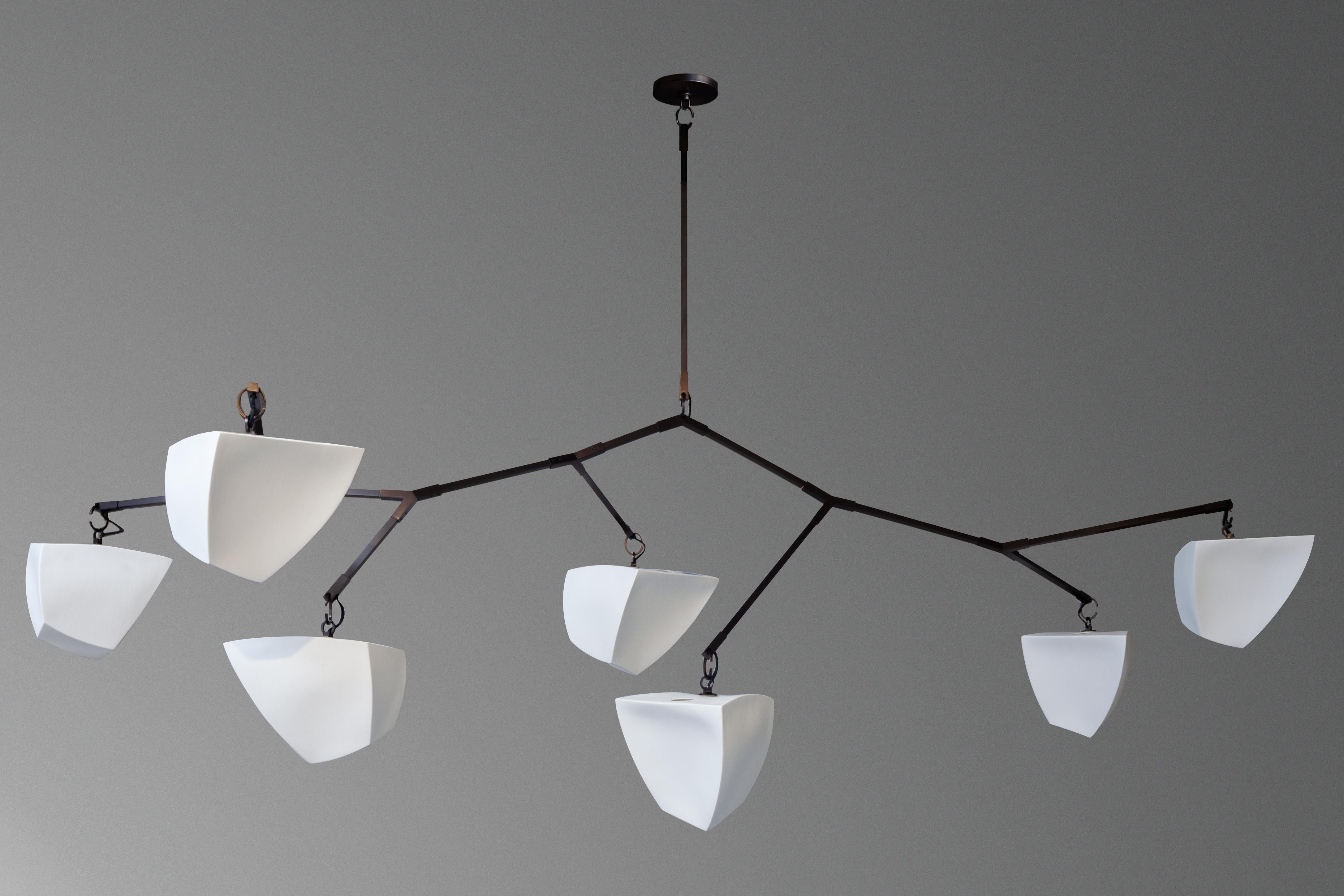 Moderne Lustre en porcelaine Cassiopeia 7 V3 : Mobile Chandelier, fabriqué à la main par Andrea Claire Studio en vente