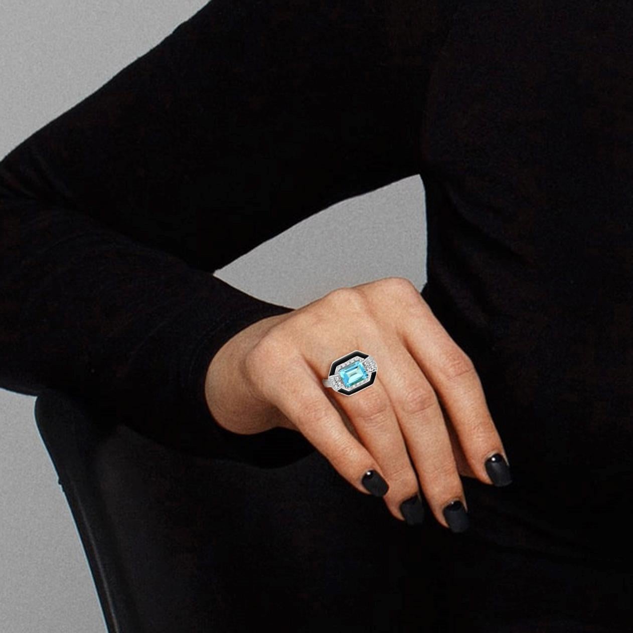 Der schöne Art-Déco-Stil zeichnet sich durch die Kombination von smaragdgeschliffenen himmelblauen Topasen mit Diamanten und schwarzer Emaille aus, die für Macht, Reichtum und Leidenschaft stehen. 

Ring-Informationen
Stil: Art Deco
Metall: 18K