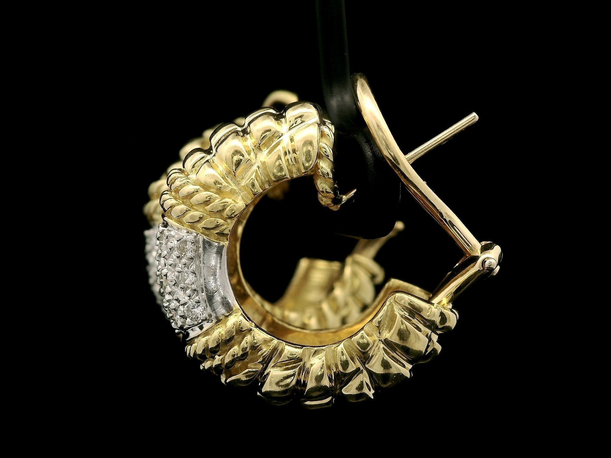 Pendientes de aro Cassis de oro macizo de 18 quilates con diamantes pavé de 0,32 ctw y textura elegante Corte brillante en venta