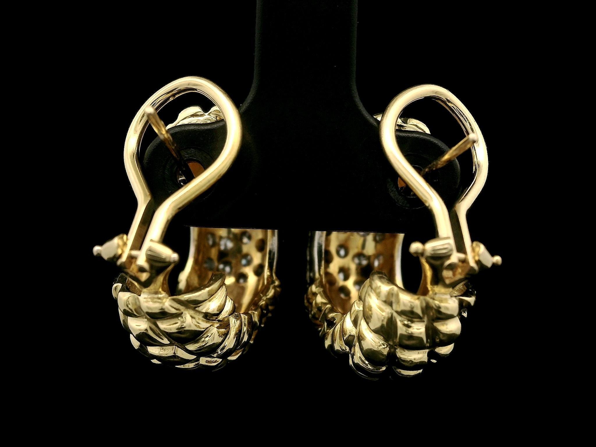 Pendientes de aro Cassis de oro macizo de 18 quilates con diamantes pavé de 0,32 ctw y textura elegante en Excelente estado para la venta en Montclair, NJ