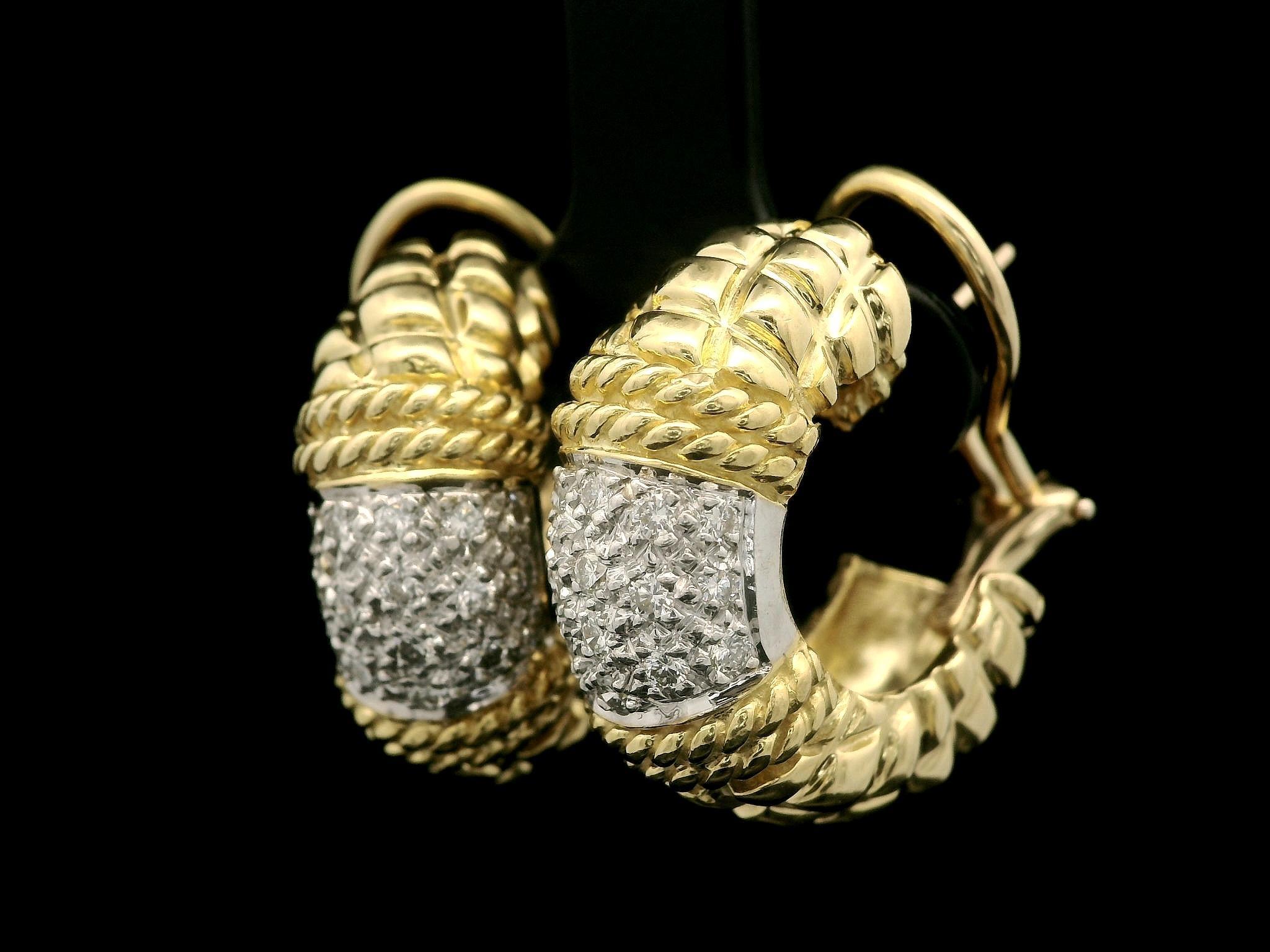 Pendientes de aro Cassis de oro macizo de 18 quilates con diamantes pavé de 0,32 ctw y textura elegante en venta 3