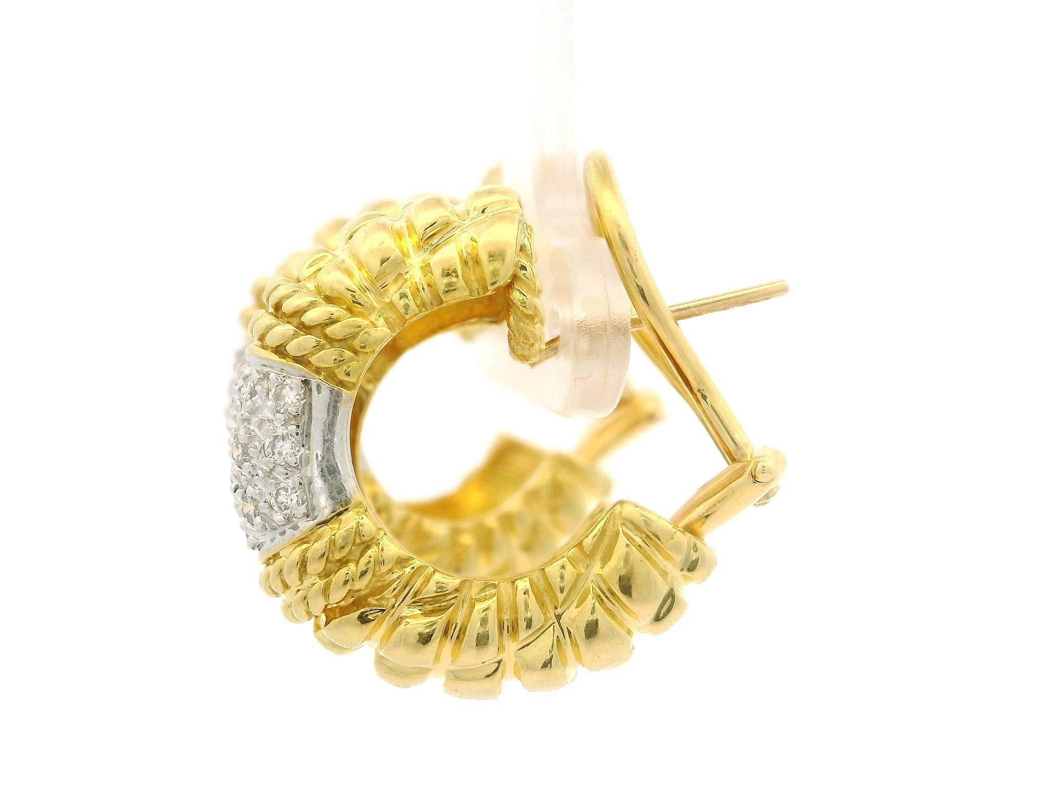 Pendientes de aro Cassis de oro macizo de 18 quilates con diamantes pavé de 0,32 ctw y textura elegante en venta 4