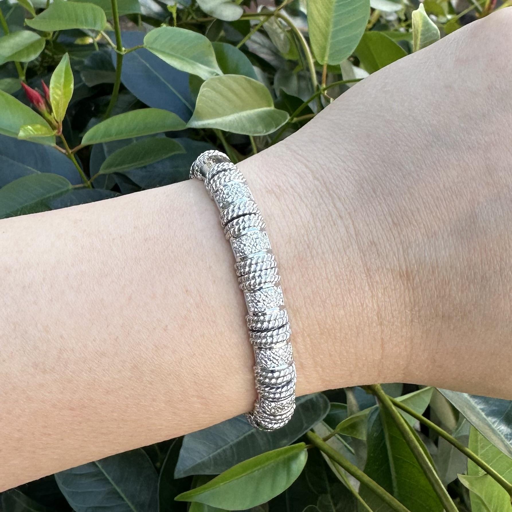Cassis Bracelet en or blanc 18k avec diamants et fils torsadés polis en vente 5