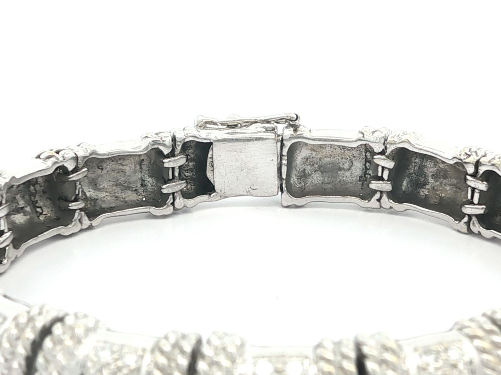 --Pierre(s) :...
(40) Diamants naturels authentiques - taille ronde brillante - sertis en pavé - beaux diamants blancs brillants - 0,40ctw (approx.)

MATERIAL : Or blanc massif 18k
Poids : 40,30 grammes
Type : Sections Lien flexible
Fermoir :