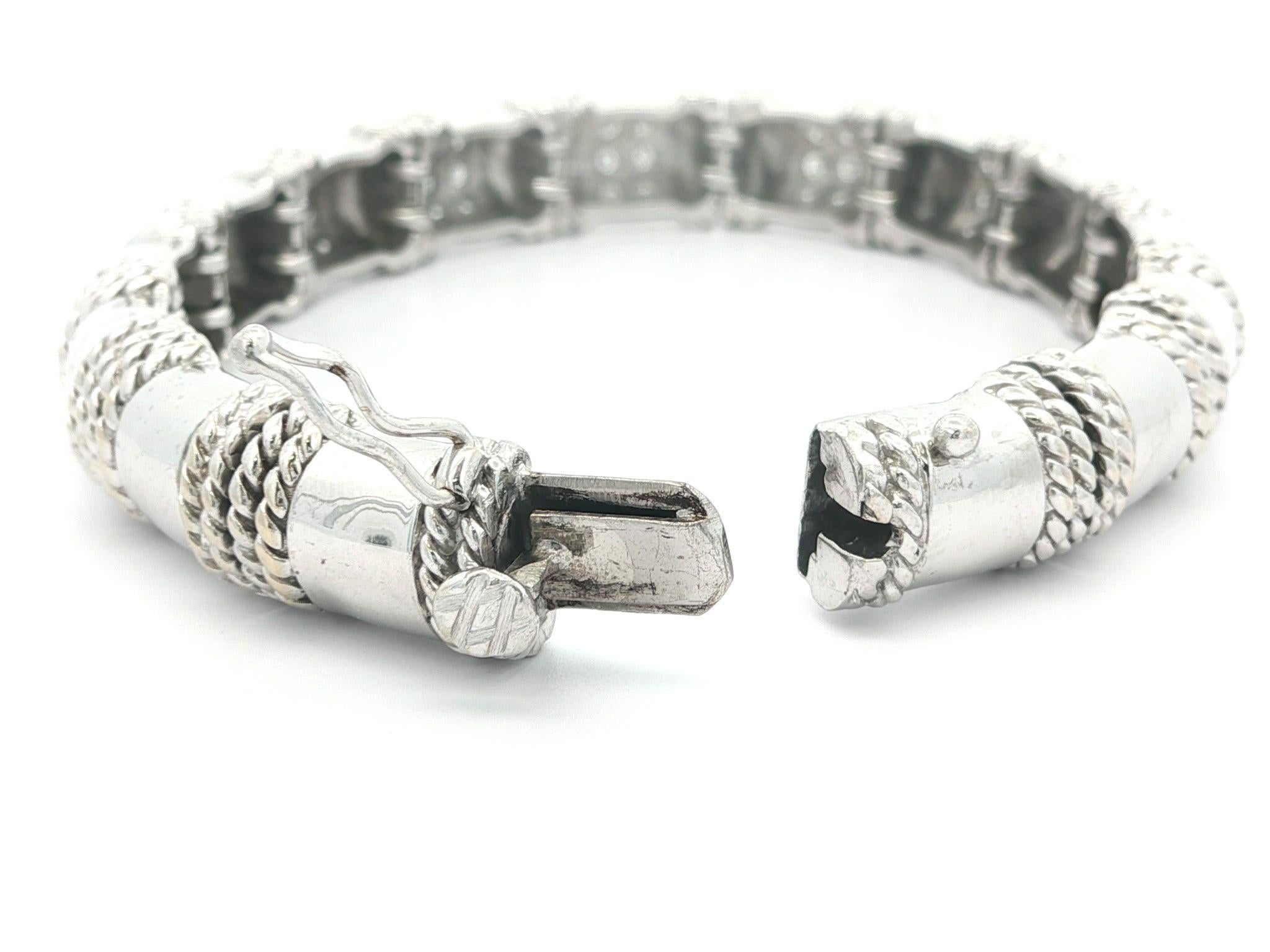 Cassis Bracelet en or blanc 18k avec diamants et fils torsadés polis Bon état - En vente à Montclair, NJ