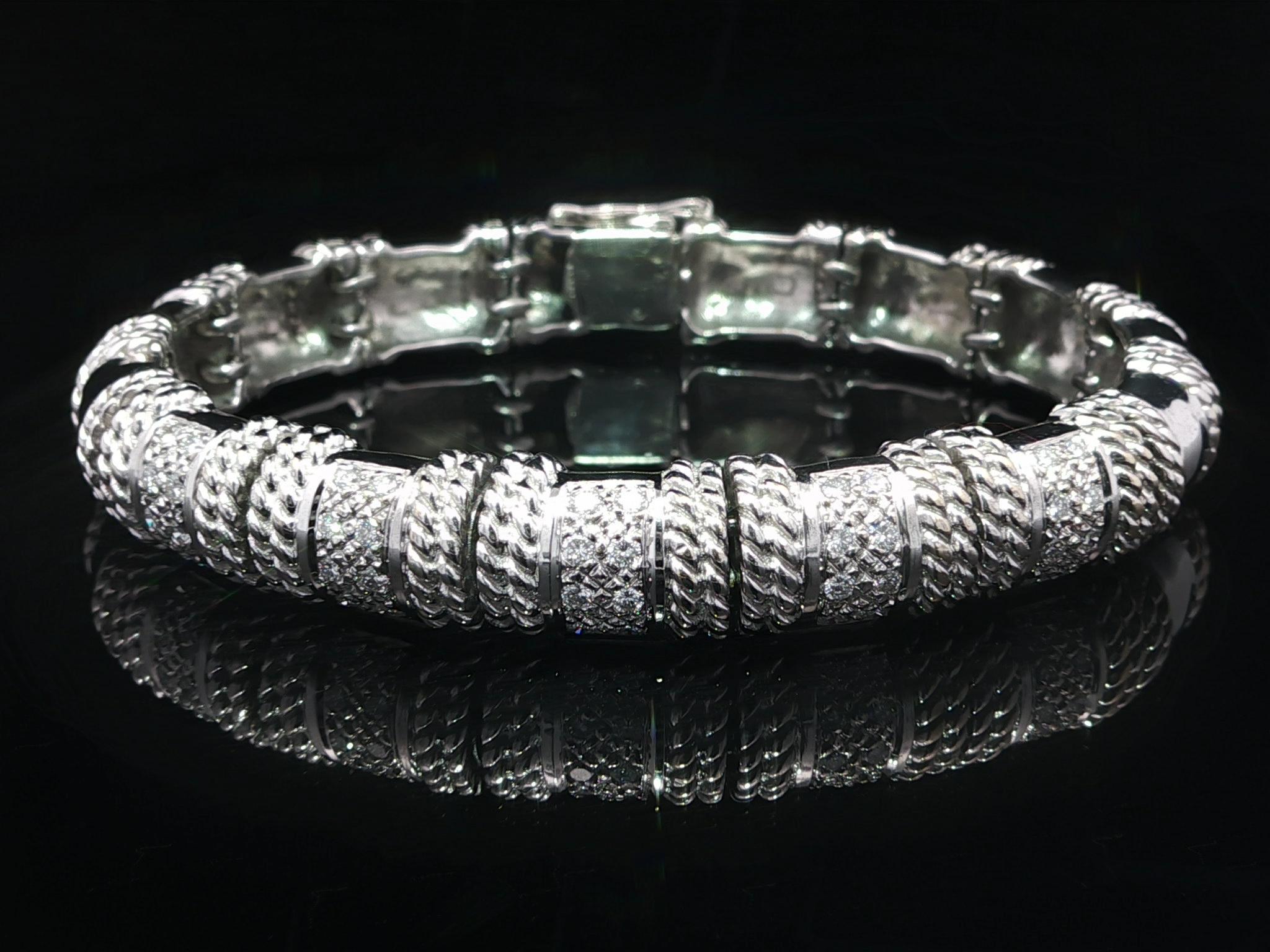 Cassis Bracelet en or blanc 18k avec diamants et fils torsadés polis Pour femmes en vente