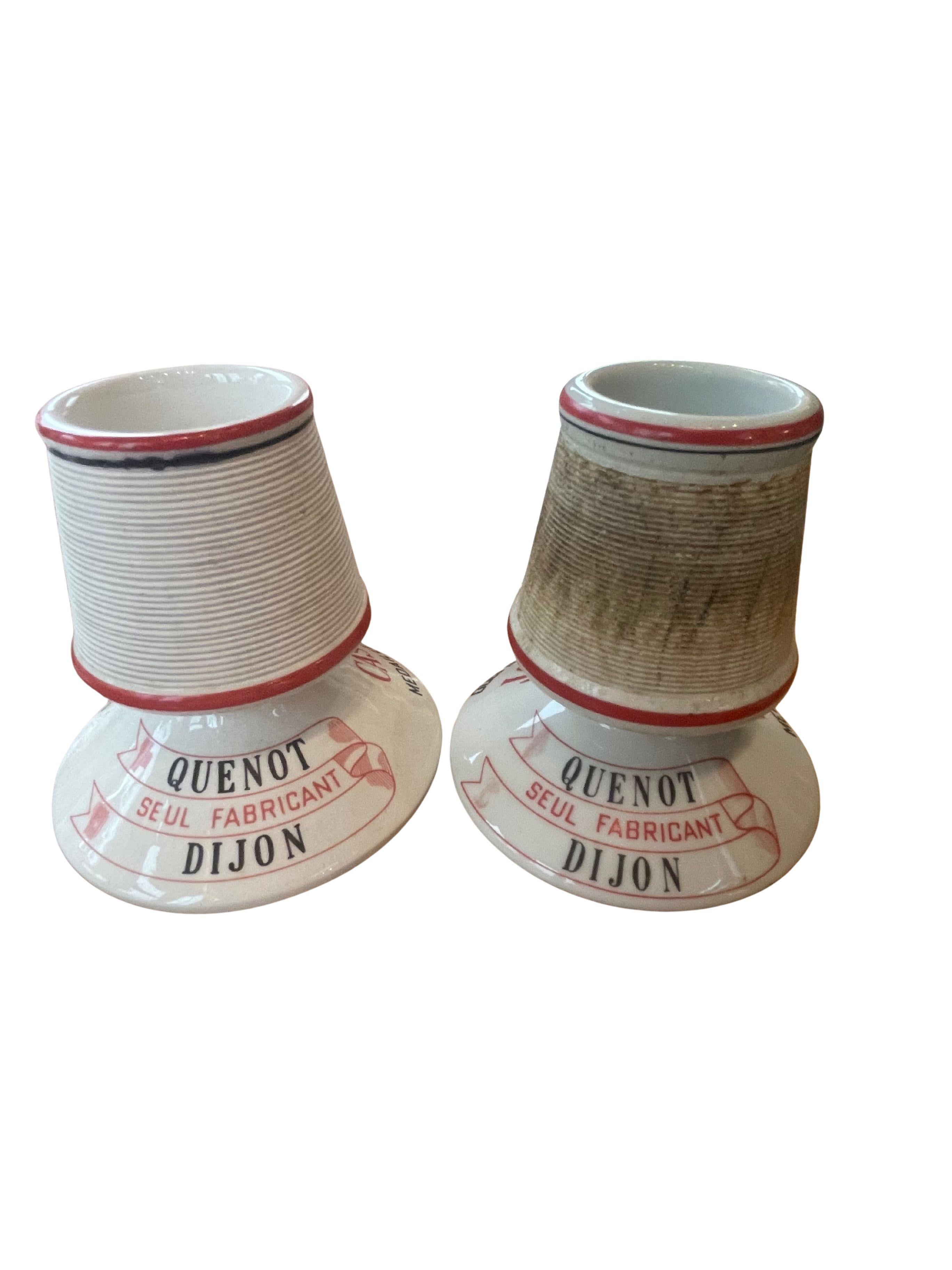 Ein Paar antiker französischer Keramikstreichhölzer, die für Cassis Quenot werben, den berühmten Likörhersteller aus Dijon, der auf der Pariser Weltausstellung 1889 mit der Médaille d'Or ausgezeichnet wurde. Diese klassischen 