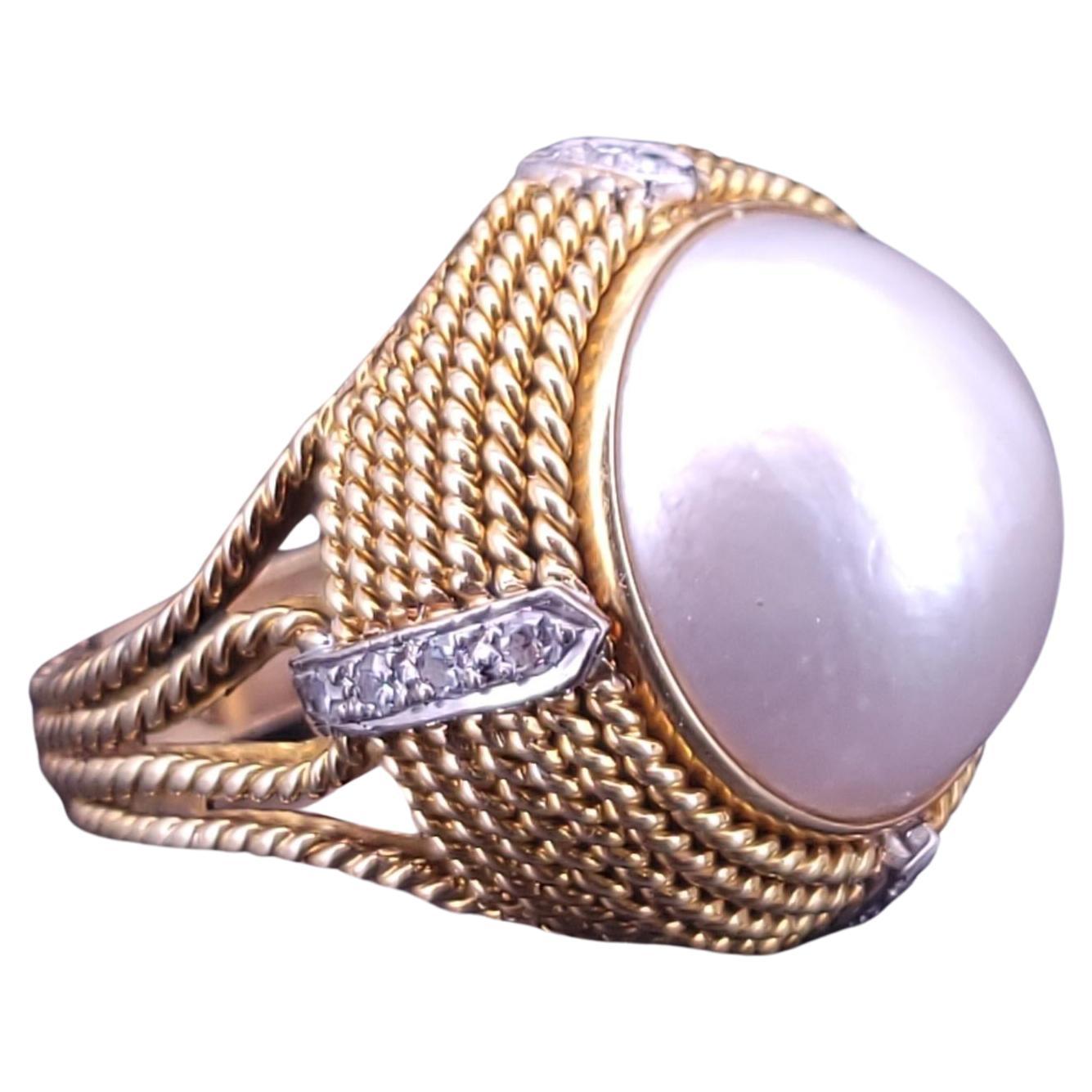 Cassis white pearl and diamond cocktail ring set in 18k yellow gold. im Angebot