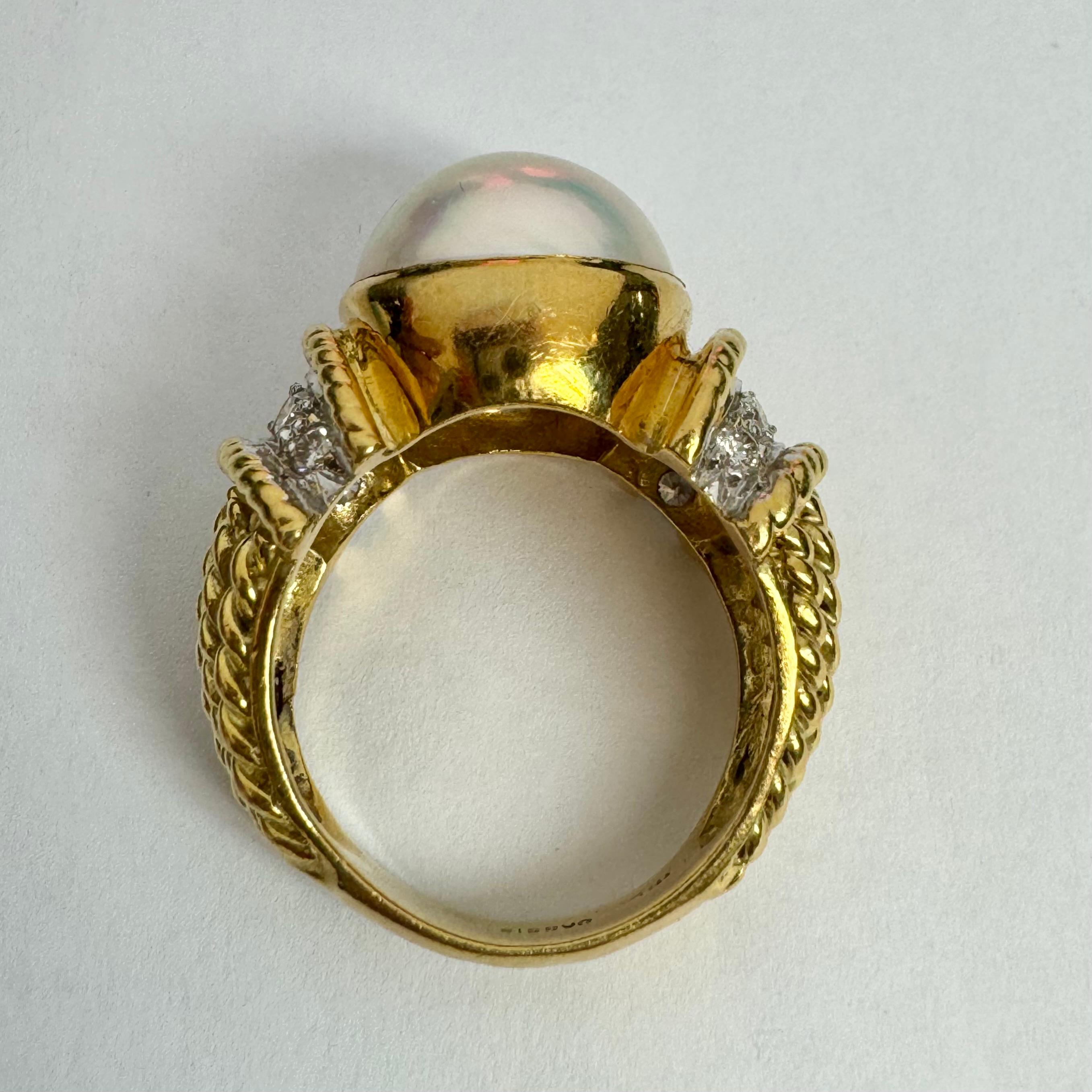 Moderne Bague en or jaune 18 carats, perles blanches de Cassis et diamants  en vente
