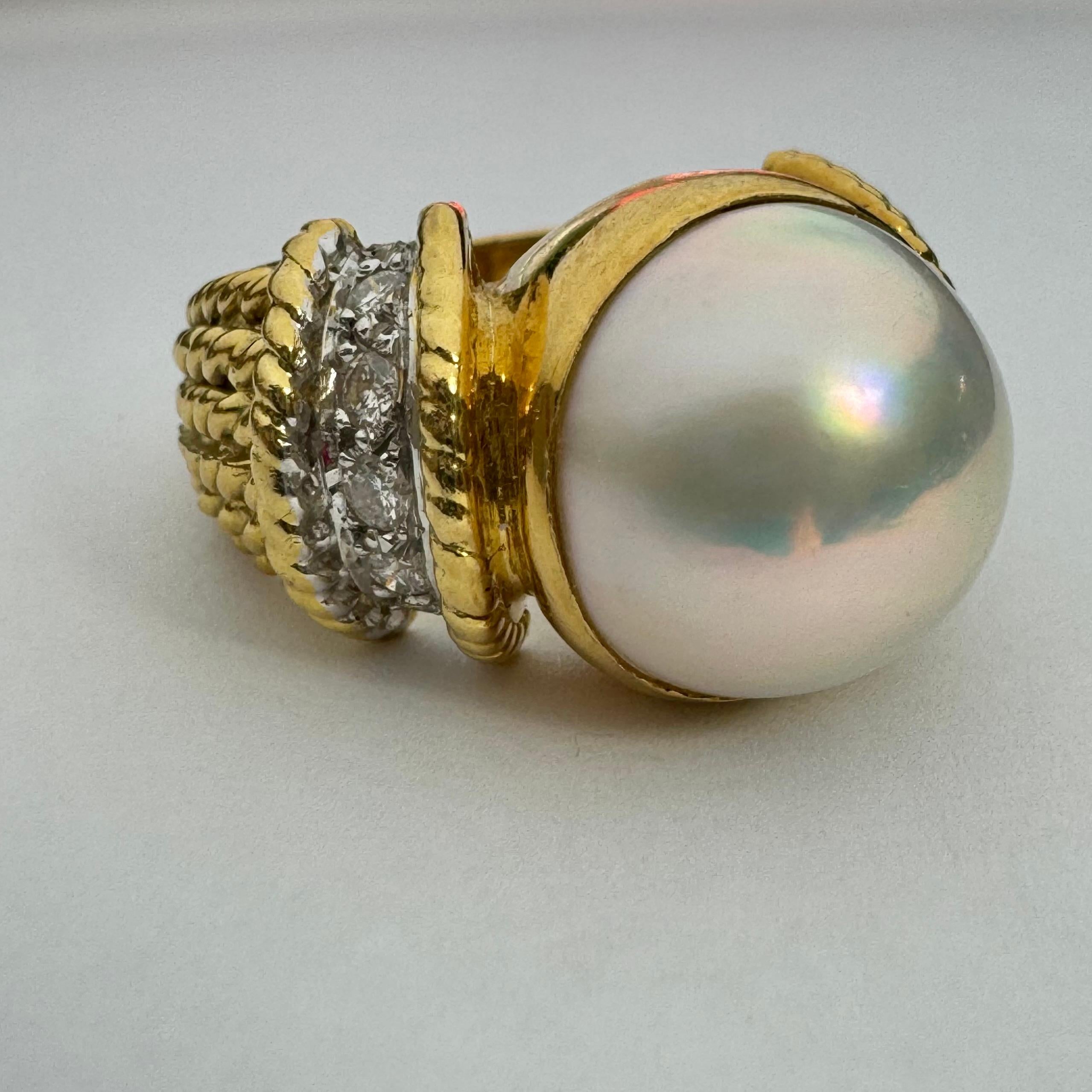Bague en or jaune 18 carats, perles blanches de Cassis et diamants  Bon état - En vente à New York, NY