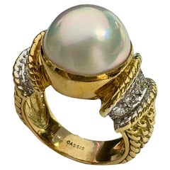 Cassis Ring aus 18 Karat Gelbgold mit weißer Perle und Diamant