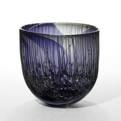 Cassito in grigio e blu ferro, ciotola in vetro viola e ardesia di Katherine Huskie