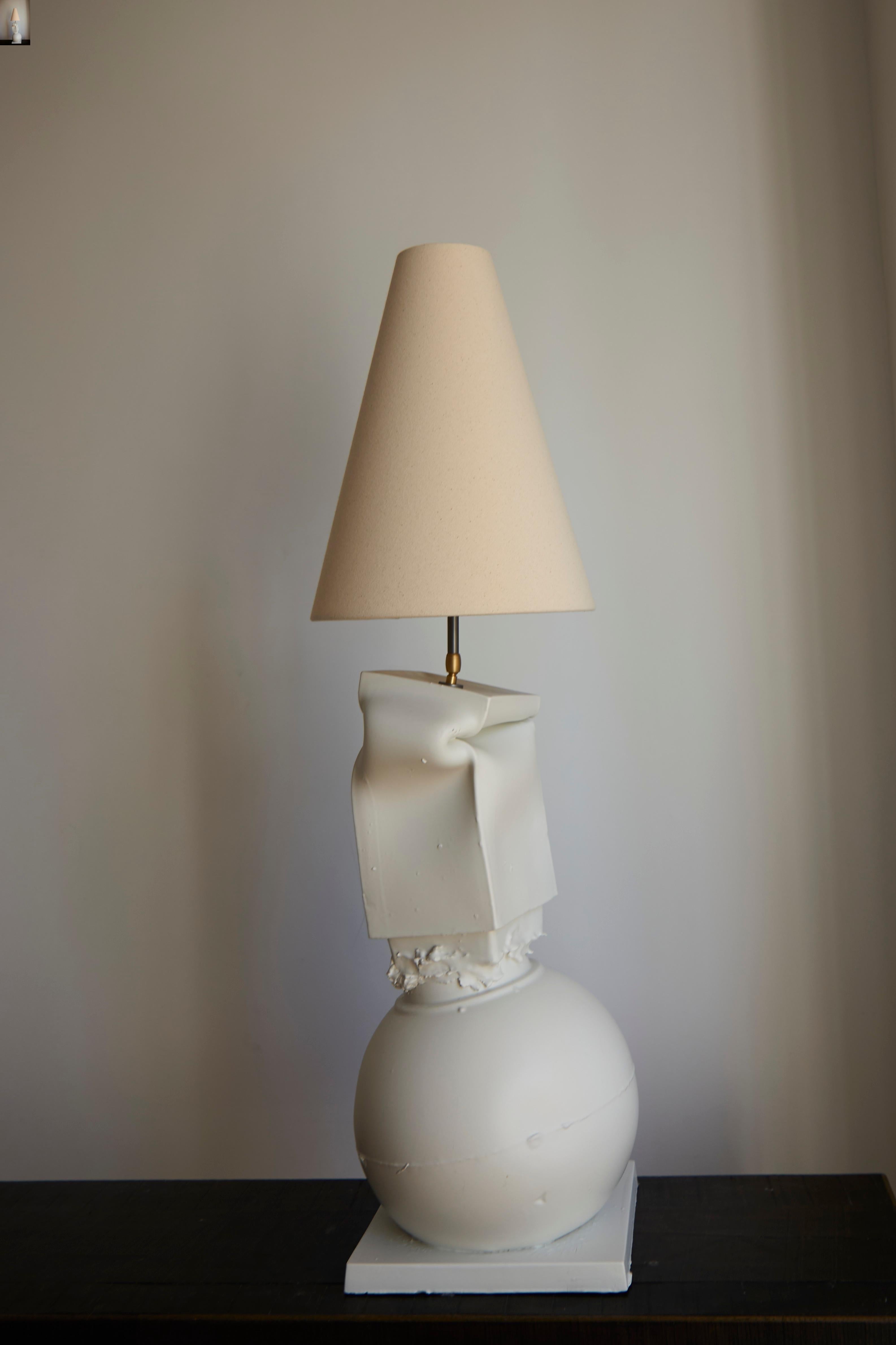 Lampe de table Cassola et Brenta par Jenna Basso Pietrobon
Dimensions : L 27 x D 27 x H 106 cm
Matériaux : Céramique.

Jenna Basso Pietrobon, née en 1986, est une artiste dont le travail aborde des questions sociétales à travers le prisme de ses