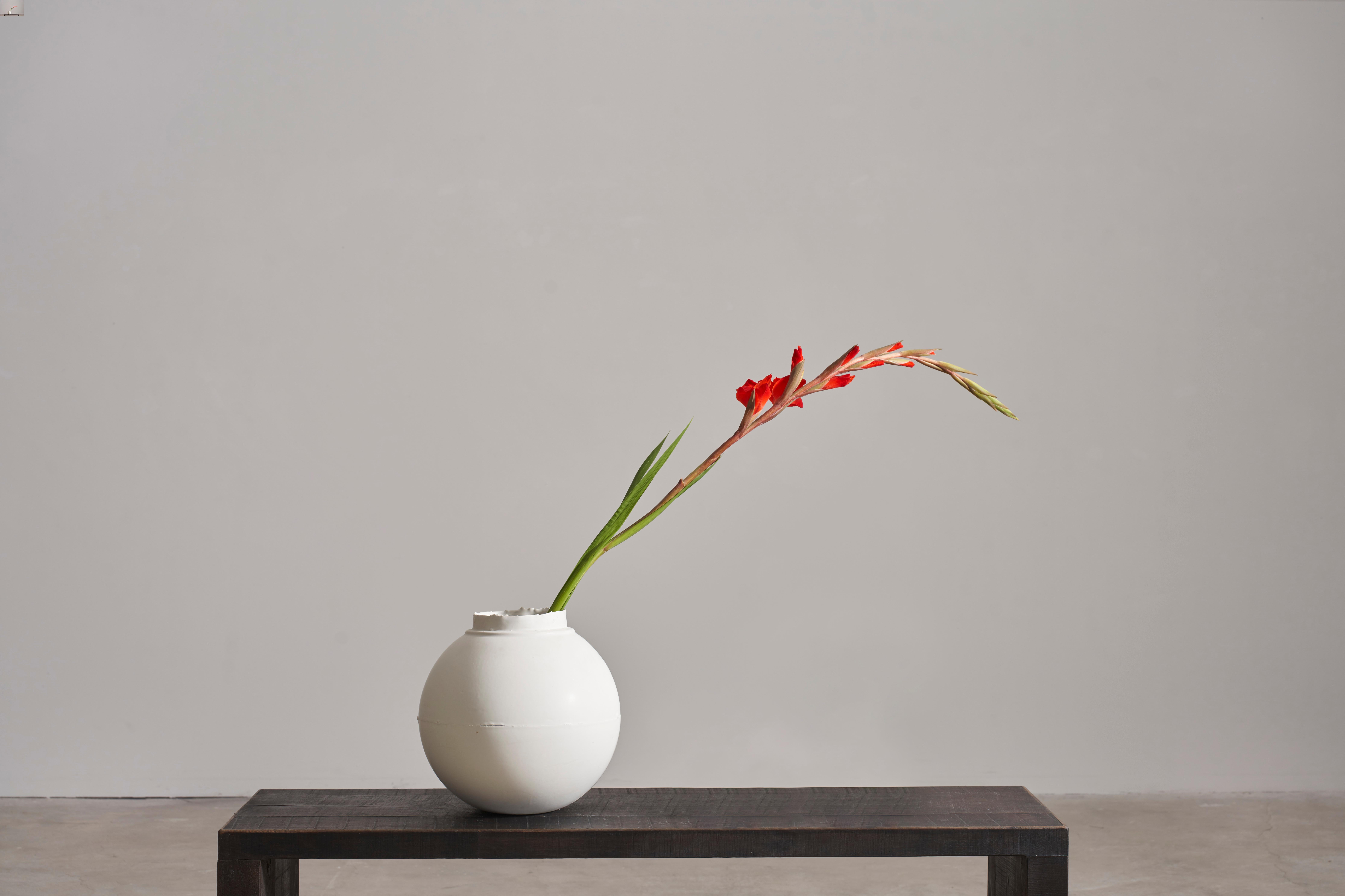 Vaso Cassola di Jenna Basso Pietrobon
Dimensioni: D. A. 30 x H. 31 cm
Materiali: Ceramica.


Jenna Basso Pietrobon, nata nel 1986, è un'artista il cui lavoro analizza i problemi della società attraverso la lente delle sue esperienze personali. Offre
