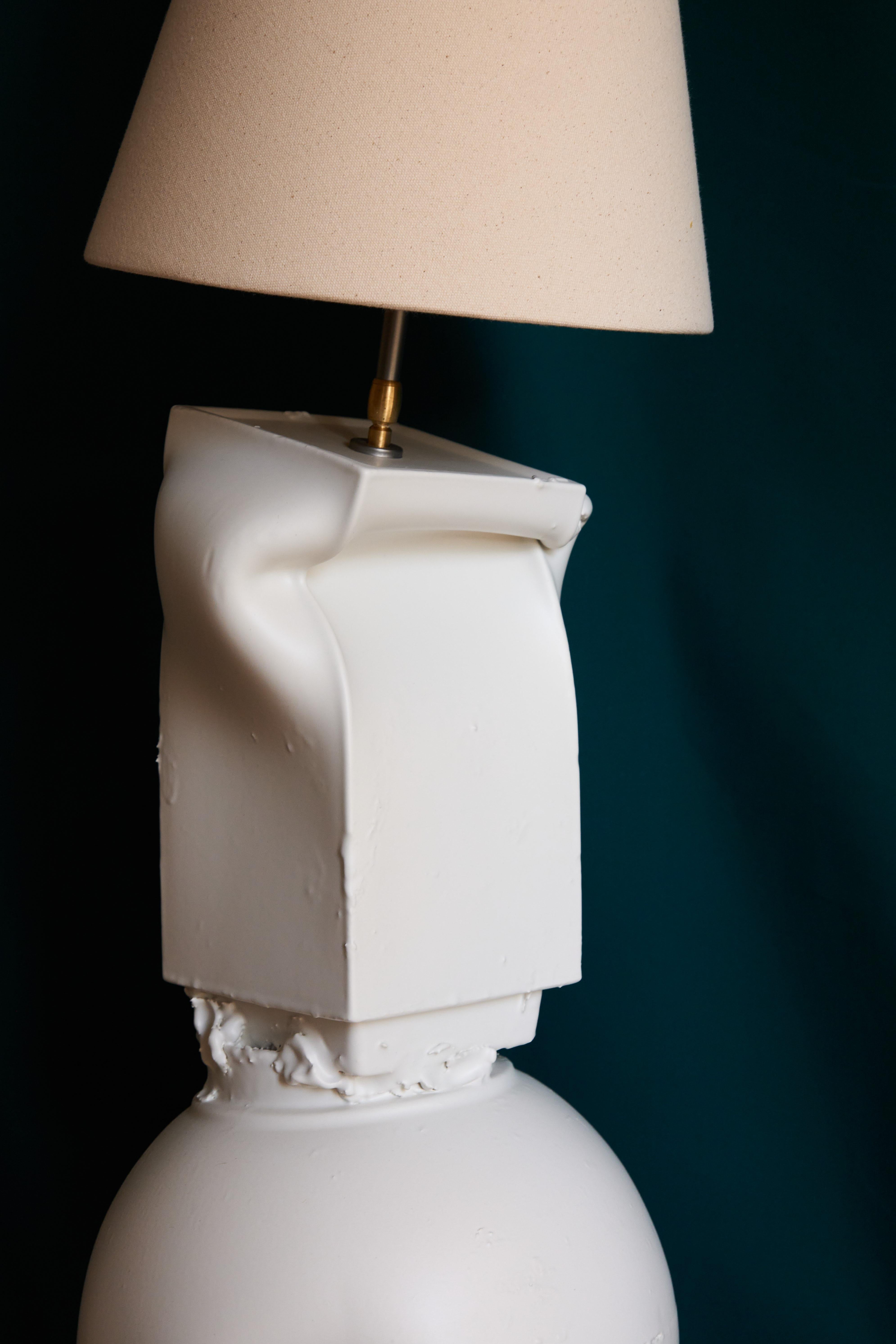 Grande lampada da tavolo in ceramica di colore verde scuro. Prodotto in Italia. in vendita 3