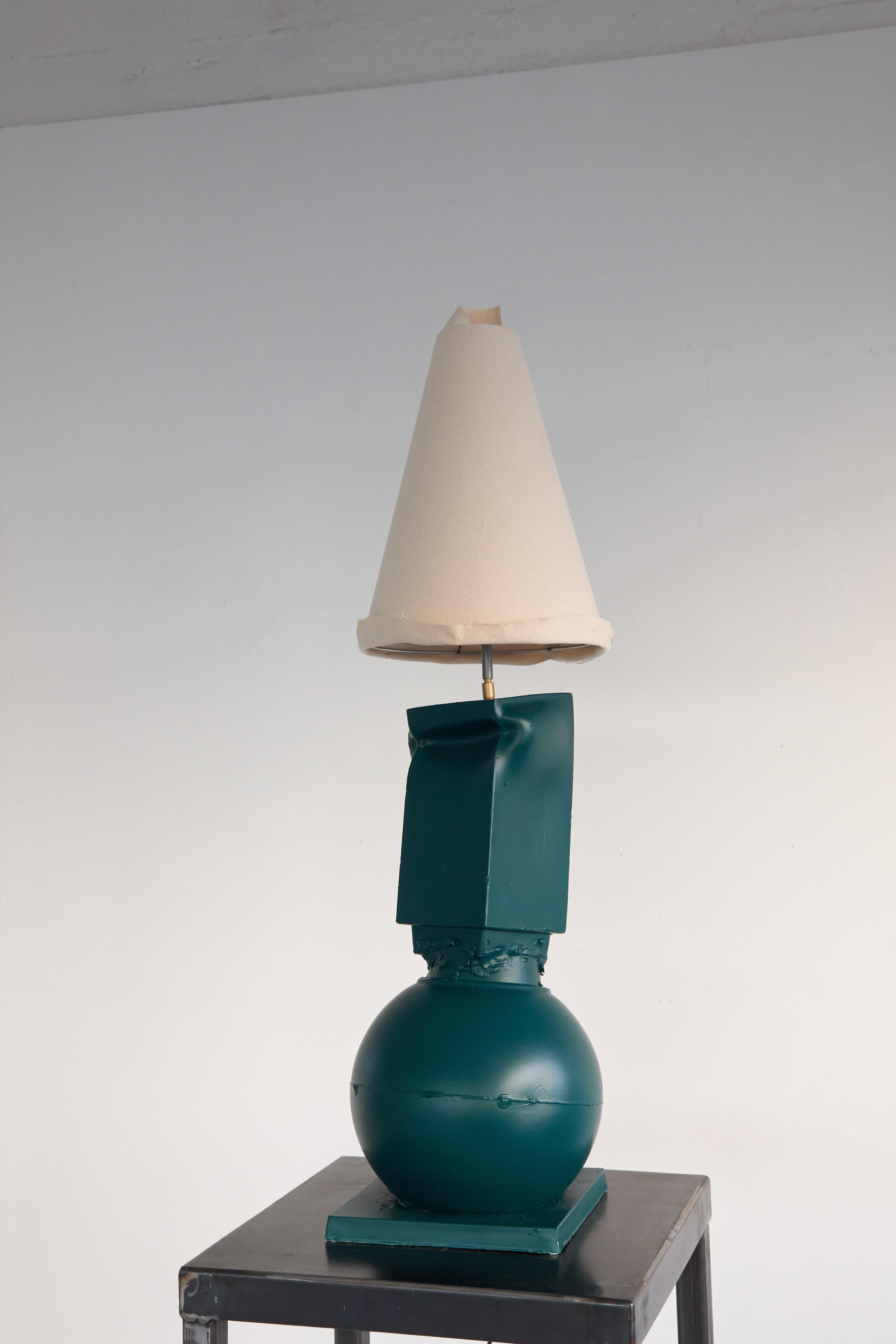 Moderno Grande lampada da tavolo in ceramica di colore verde scuro. Prodotto in Italia. in vendita