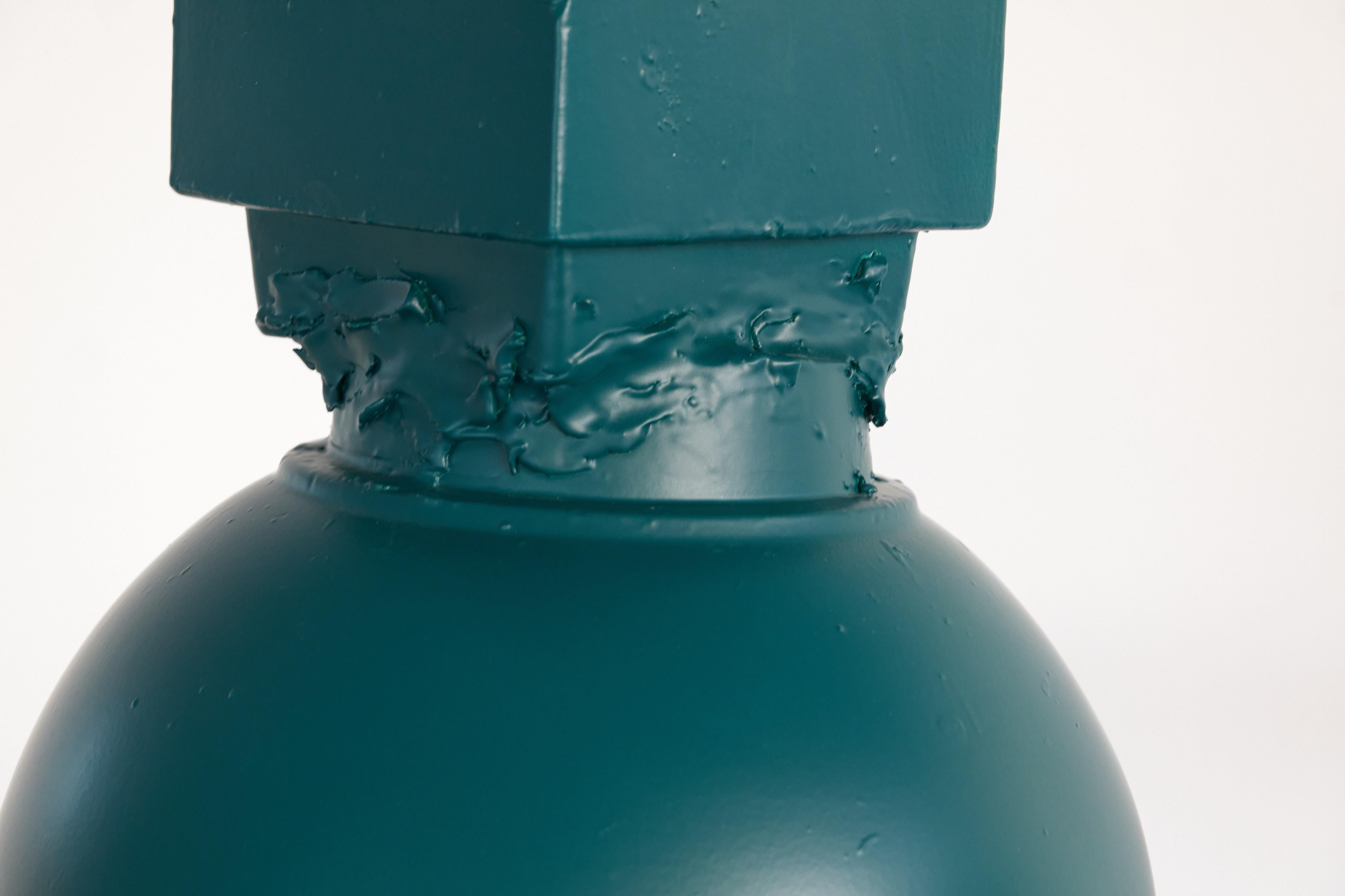 Italiano Grande lampada da tavolo in ceramica di colore verde scuro. Prodotto in Italia. in vendita