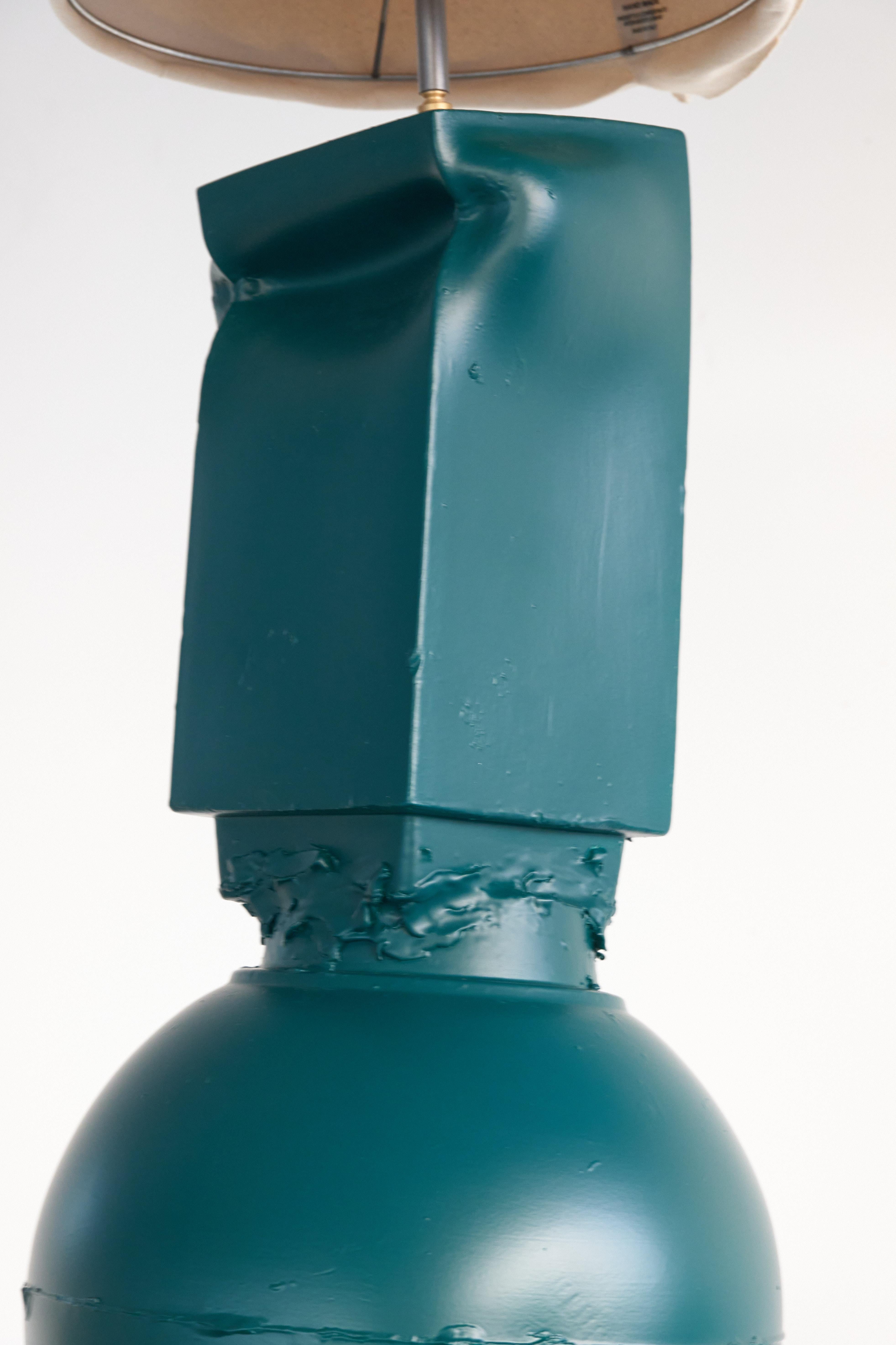 Grande lampada da tavolo in ceramica di colore verde scuro. Prodotto in Italia. In condizioni Nuovo in vendita a New York, NY
