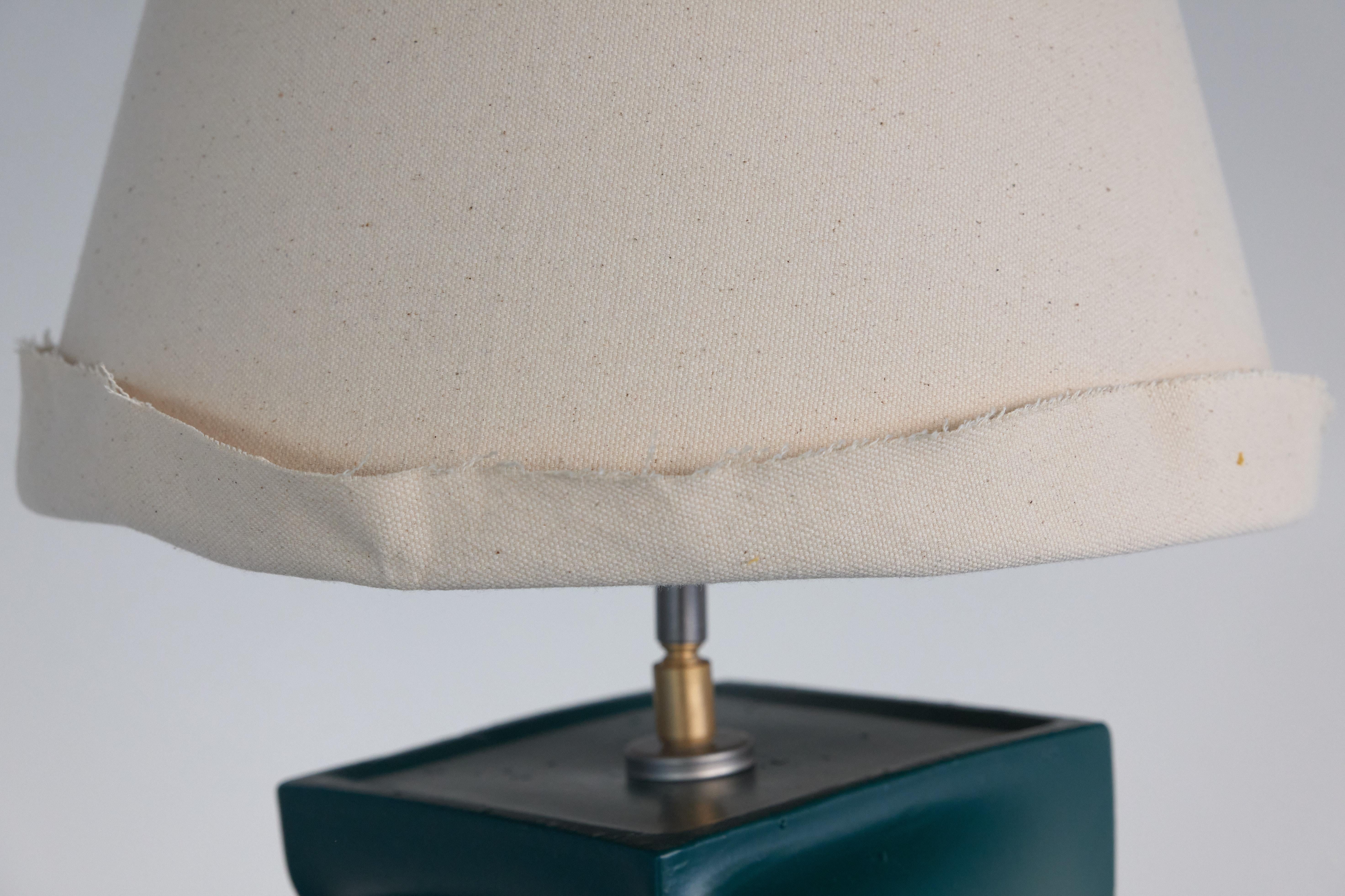 XXI secolo e contemporaneo Grande lampada da tavolo in ceramica di colore verde scuro. Prodotto in Italia. in vendita
