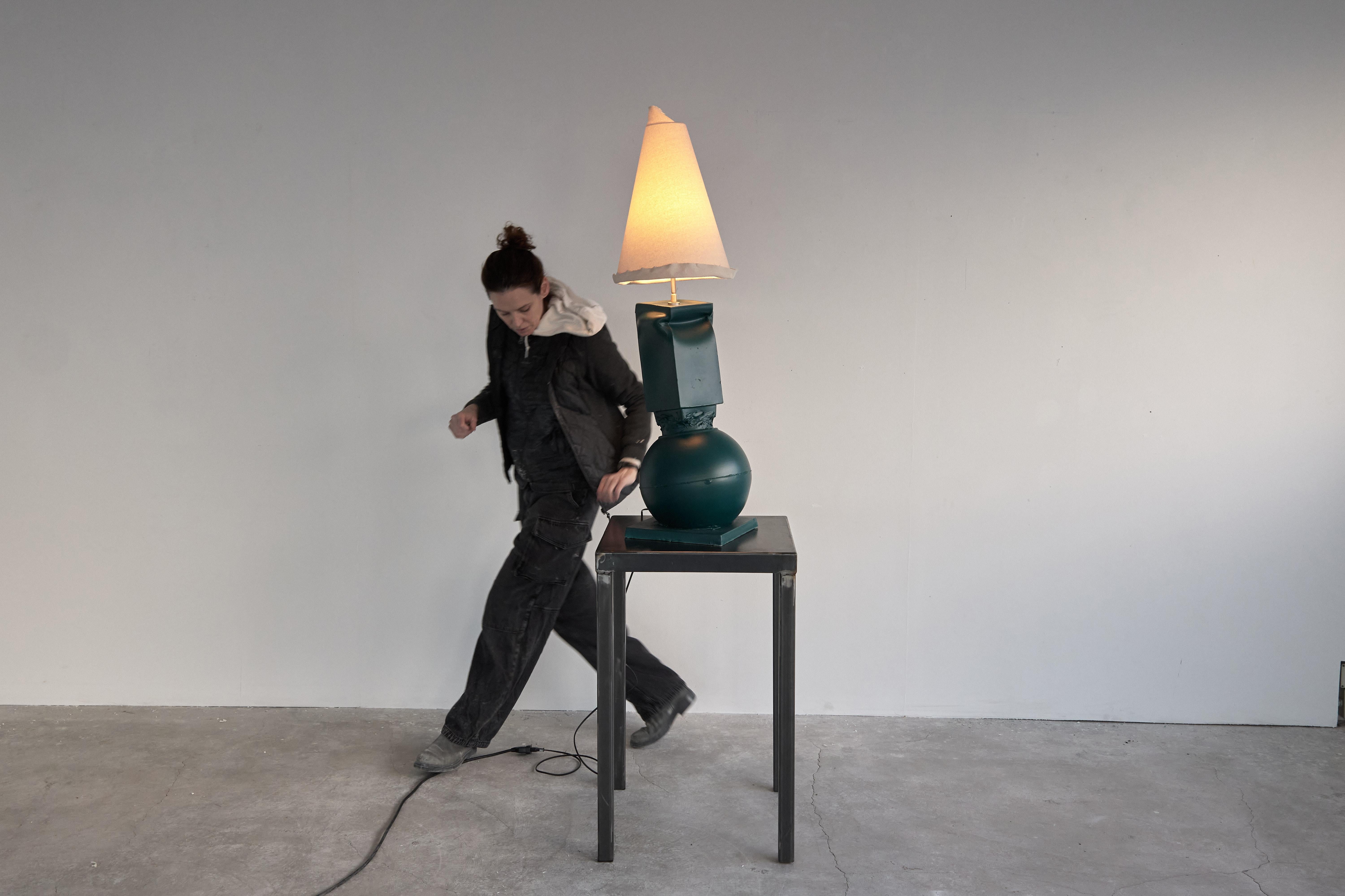 Ceramica Grande lampada da tavolo in ceramica di colore verde scuro. Prodotto in Italia. in vendita