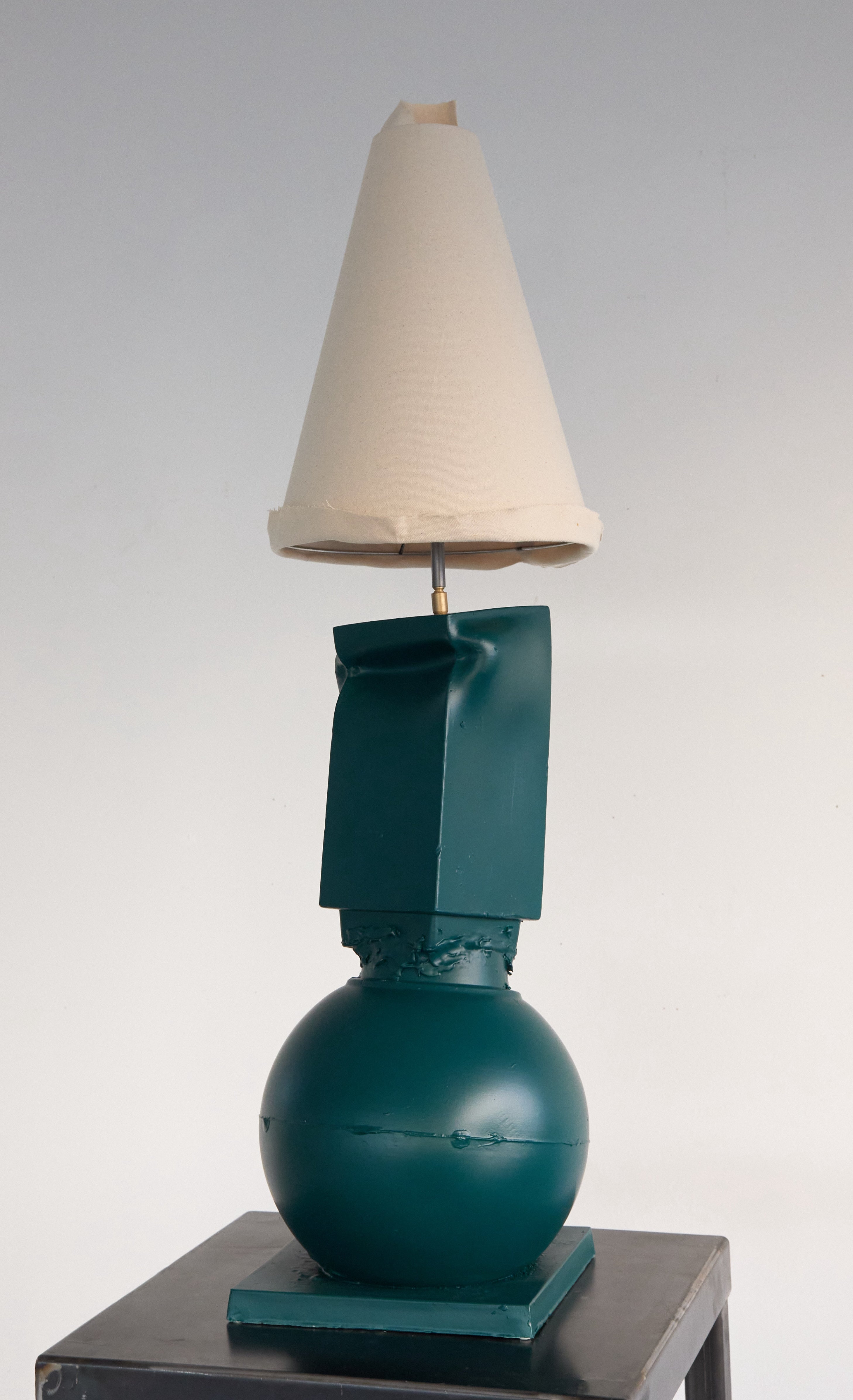 La lampada Cassola+Brenta fa parte di un progetto intitolato Break the Mold dell'artista Jenna Basso Pietrobon. Ogni lampada è unica e la direzione del paralume è regolabile. La lampada è stata creata utilizzando alcuni stampi diversi e le forme