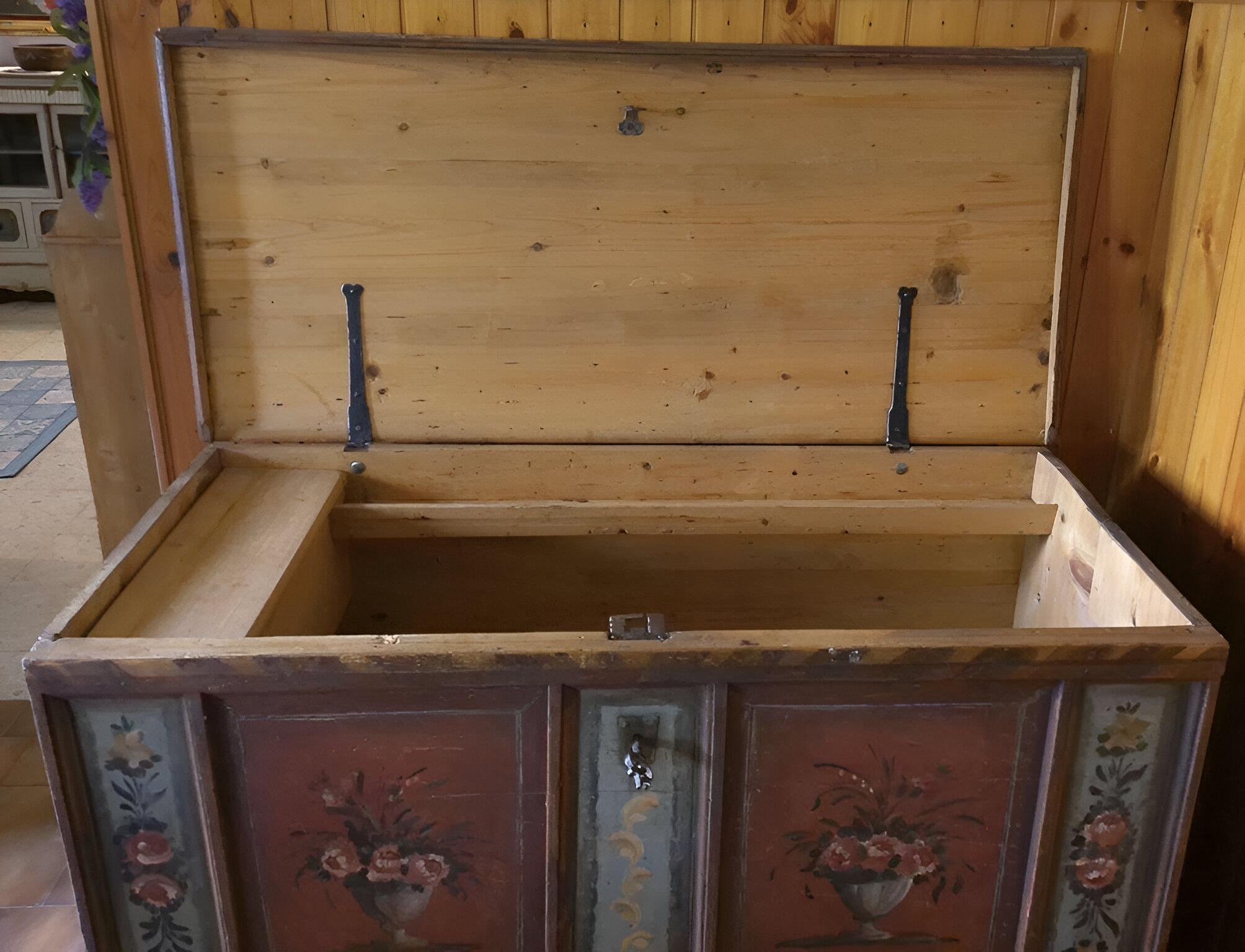 Wedding dowry chest In Good Condition For Sale In Casaleone, IT