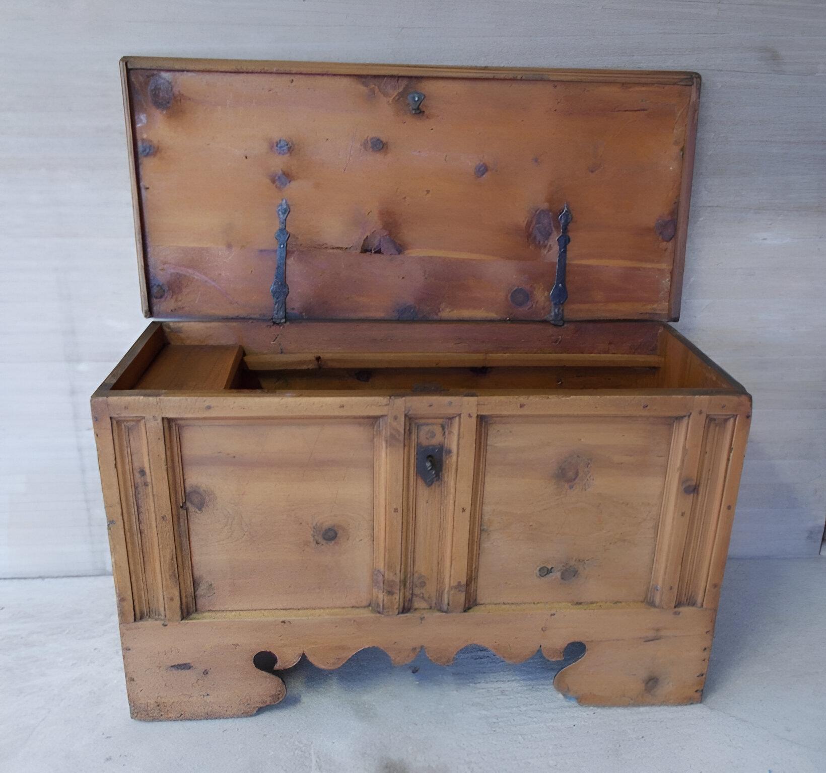 Dowry chest made entirely of stone pine, complete with all original hardware.
Drawer inside.
Minimally restored with wax finish.

Reference measurements are at the frame.
More pictures and information at customer's request.
