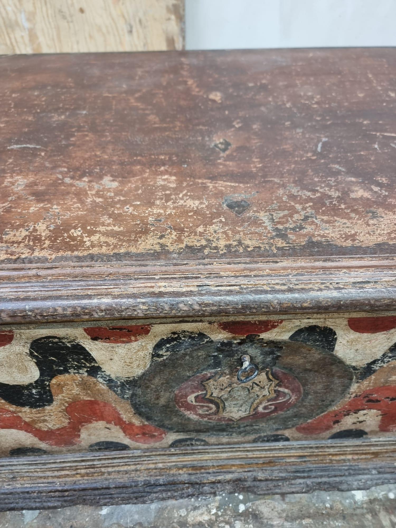 17th century wedding chest In Good Condition In Firenze, IT