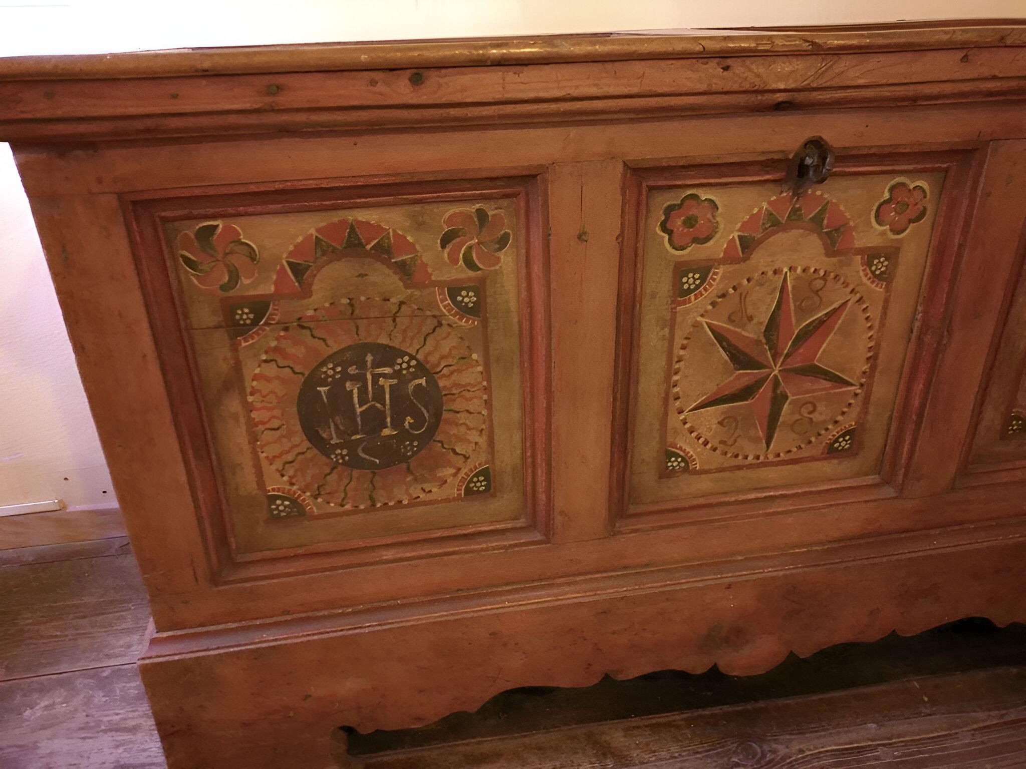 Fir wedding chest, folk art. Origin South Tyrol, Italy.
Dated 1828, interlocking base.
Original hardware with interior with drawer and glove box.
conservation restoration.
Good state of conservation.
Reference measurements at the frame.
More
