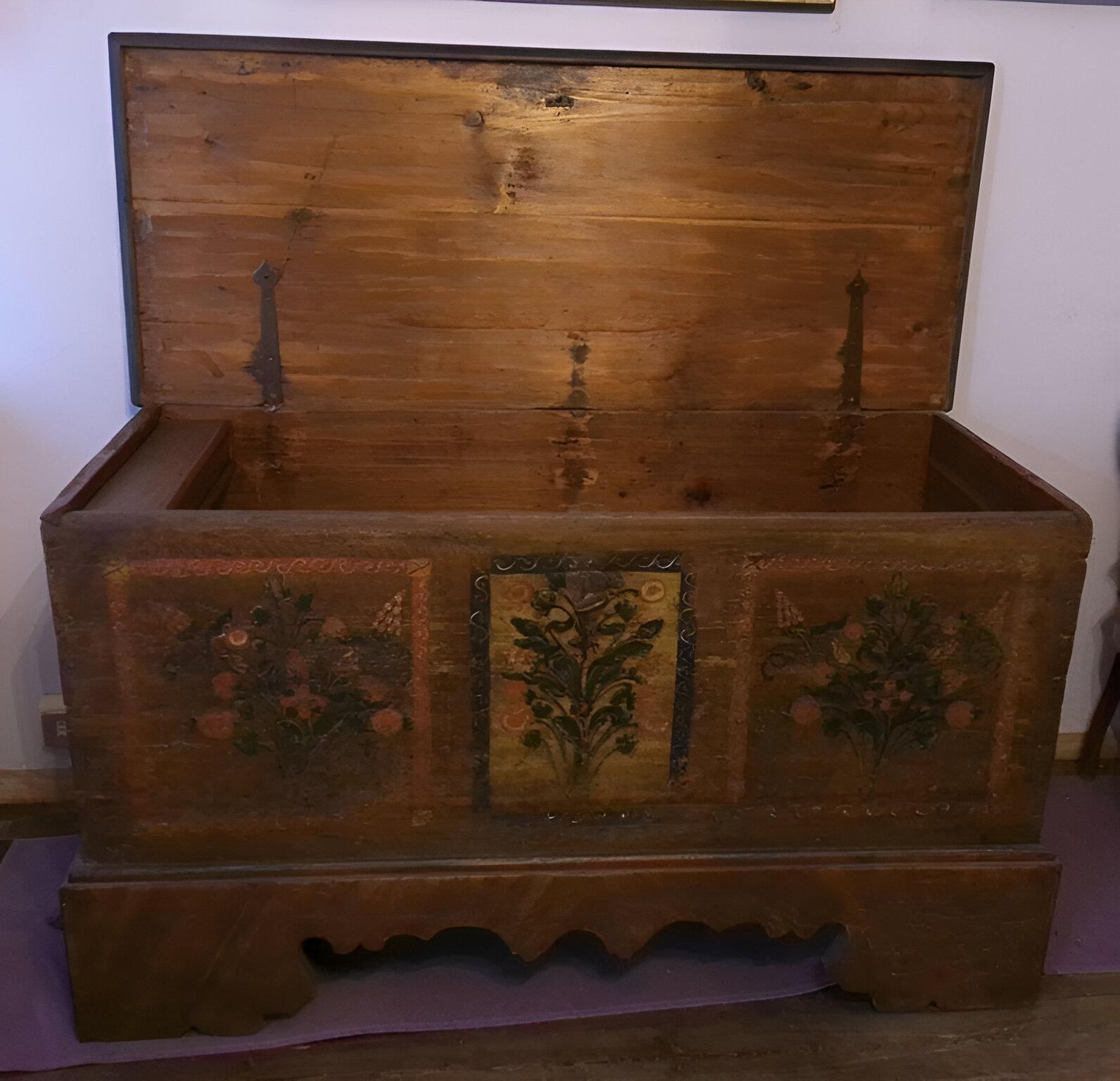 Spruce wedding chest In Good Condition For Sale In Casaleone, IT