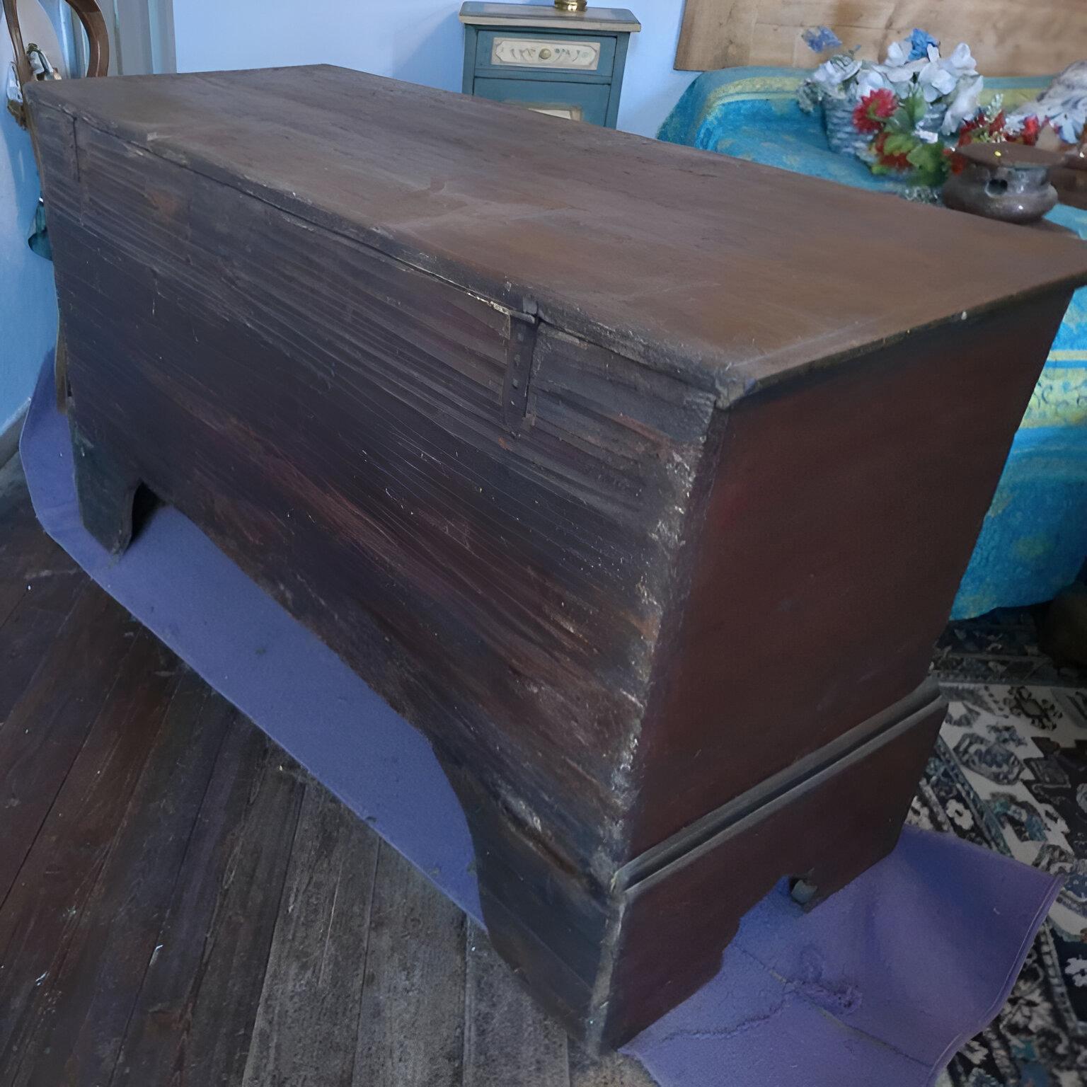 Early 18th Century Spruce wedding chest For Sale