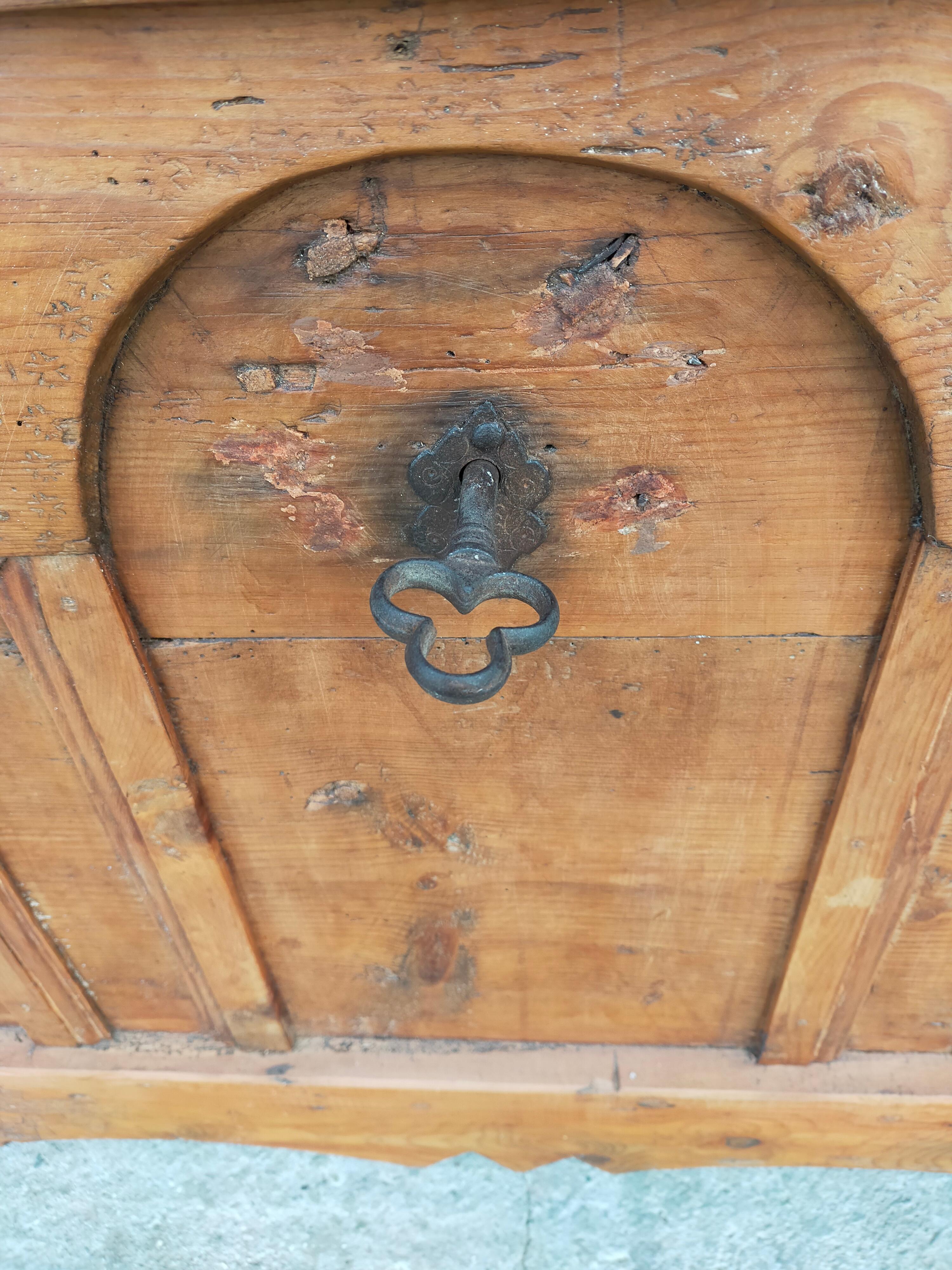 Coffre de mariage en pin, fabriqué à la fin des années 1700.
Trois visages sont sculptés sur la face avant.
A l'intérieur, il y a un tiroir de rangement.
Matériel entièrement original de l'époque.

Plus de photos ou d'informations sur demande du
