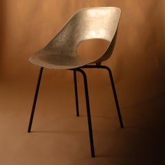 Chaise Tulipe en aluminium coulé de Pierre Guariche. Français des années 1950.