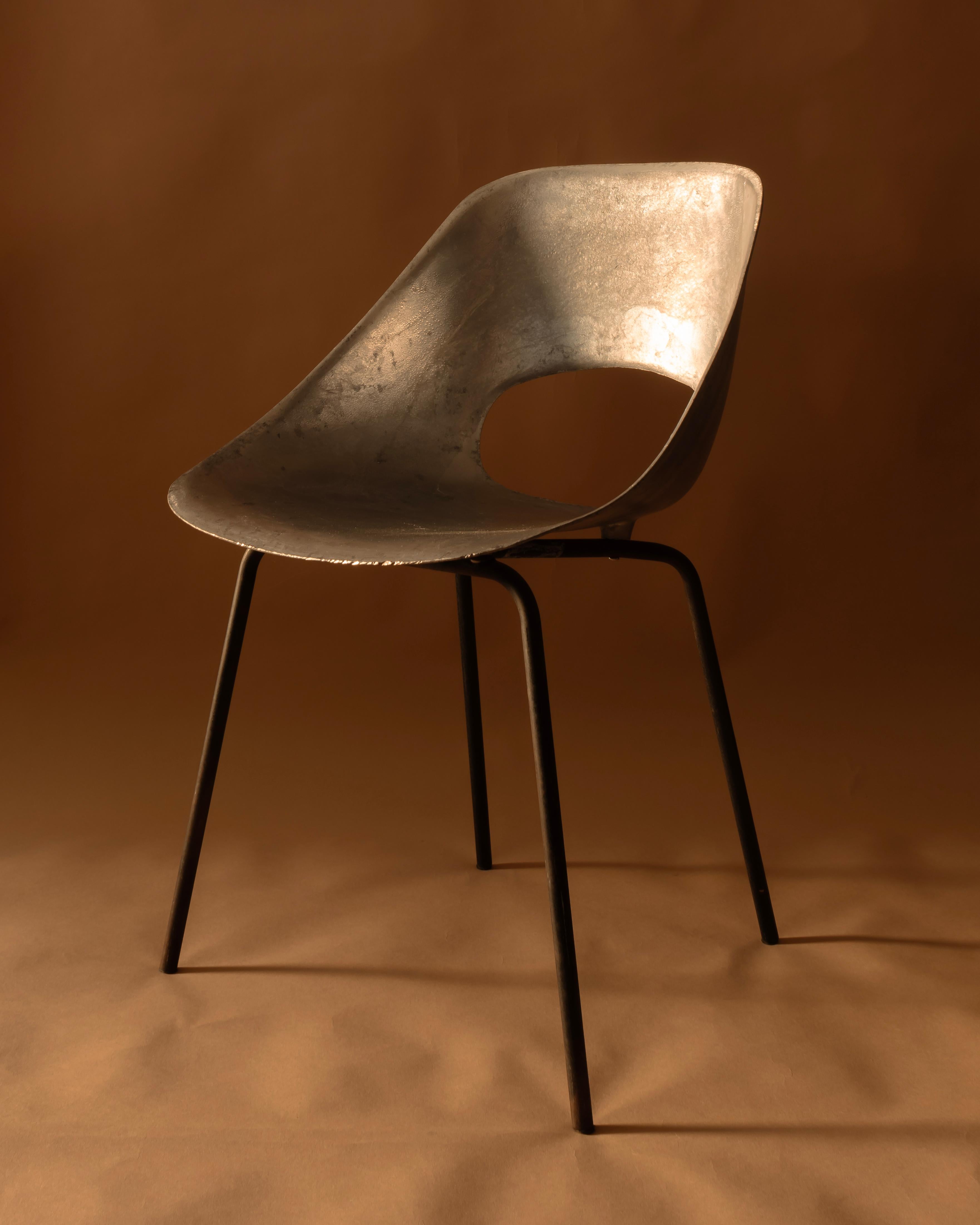 Cast aluminium 'Tulipe' chair by Pierre Guariche. French 1950s. In Good Condition For Sale In London, GB