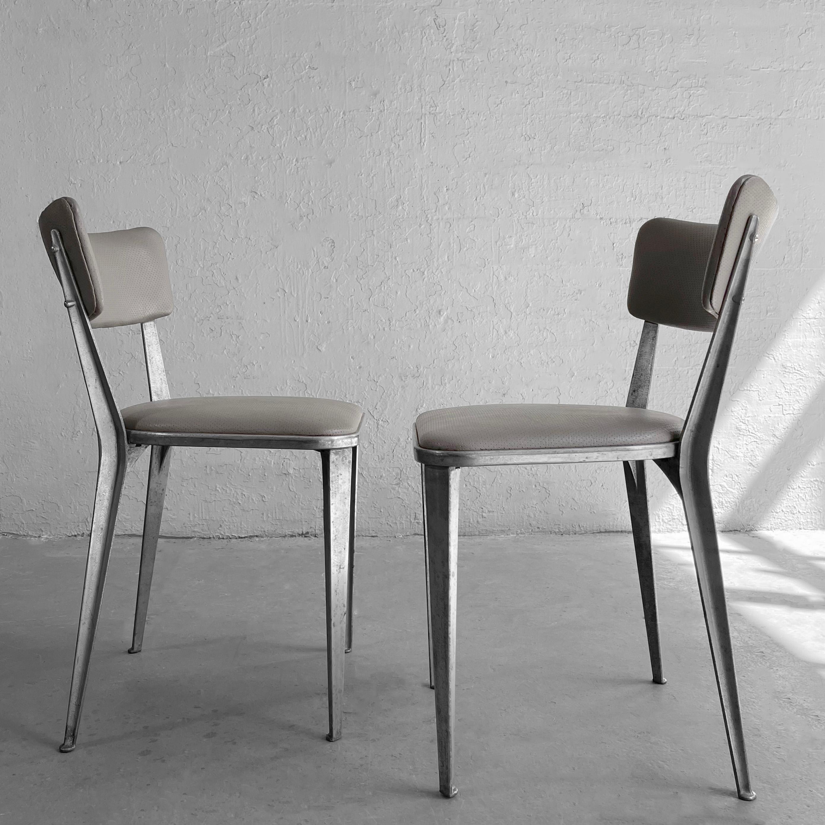 Stühle „BA3“ aus Aluminiumguss und Vinyl von Ernest Race für Race Furniture (Moderne der Mitte des Jahrhunderts) im Angebot