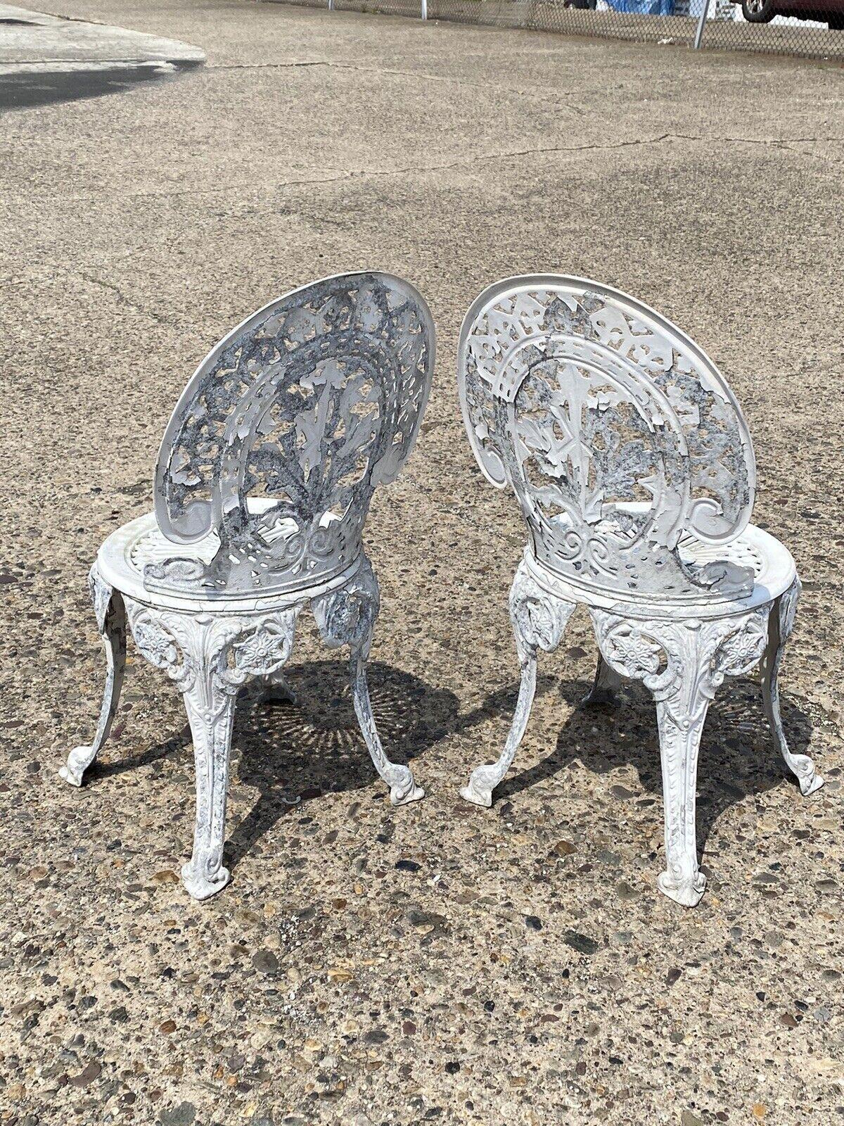 Petites chaises d'extérieur en fonte d'aluminium style antique pour bistro - Paire en vente 4